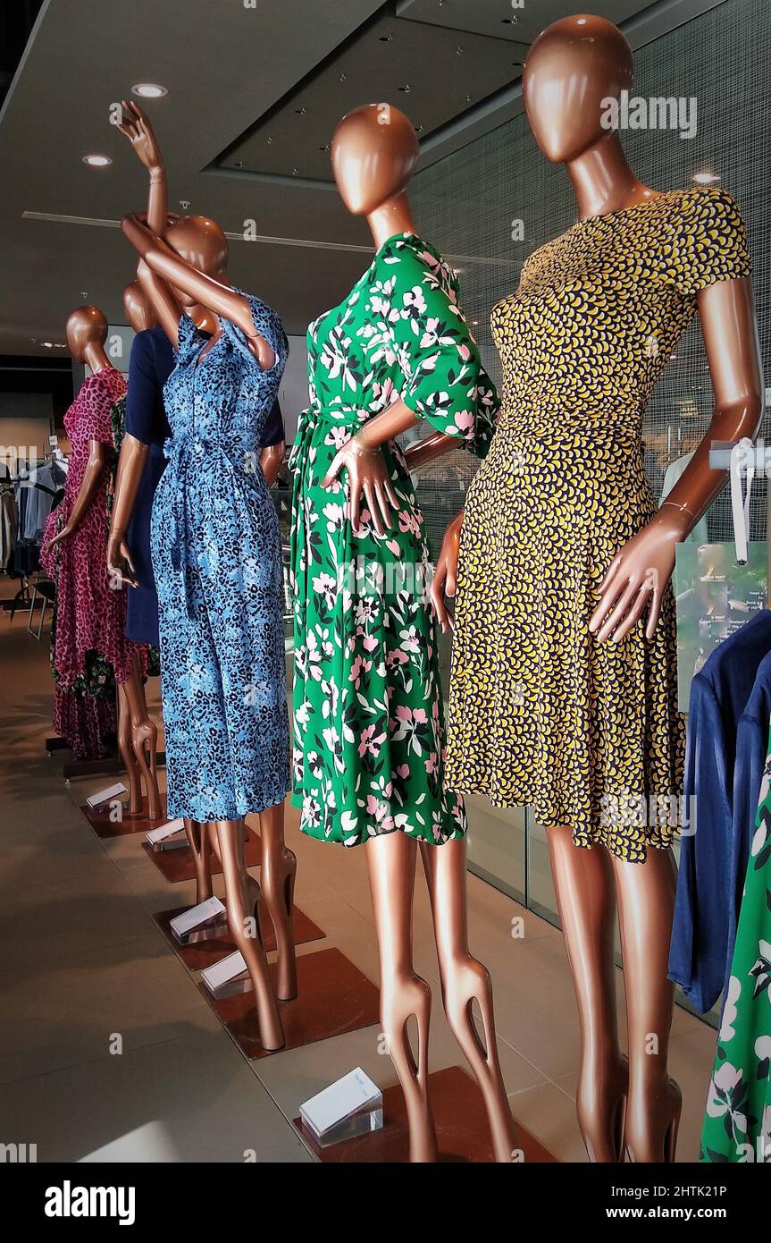 Rangée de mannequins d'atelier portant des robes d'été Banque D'Images