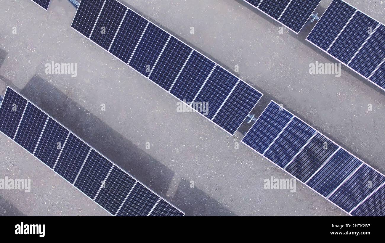 Vue de dessus de drone aérienne des panneaux d'énergie solaire ou du module PV photovoltaïque dans le désert. Banque D'Images