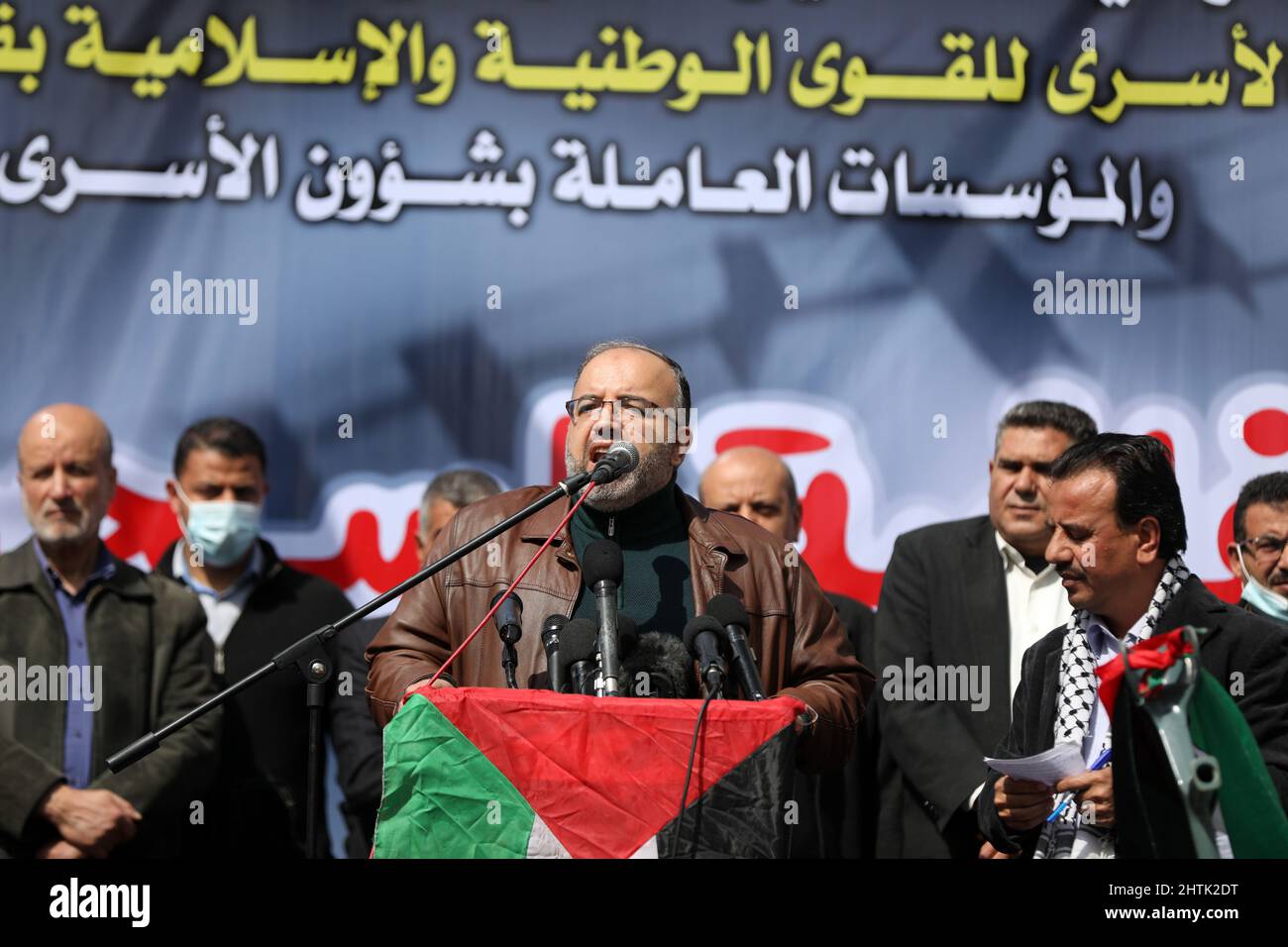 Un palestinien s'adresse à ses collègues lors de la manifestation en solidarité avec les prisonniers à l'intérieur des prisons israéliennes de la ville de Gaza. (Photo de Yousef Masoud / SOPA Images/Sipa USA) Banque D'Images