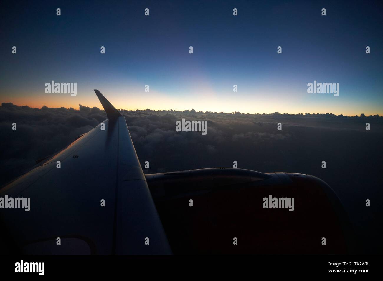 Aile d'avion et moteur survolant les nuages juste après le coucher du soleil au-dessus de Lanzarote, îles canaries, espagne Banque D'Images