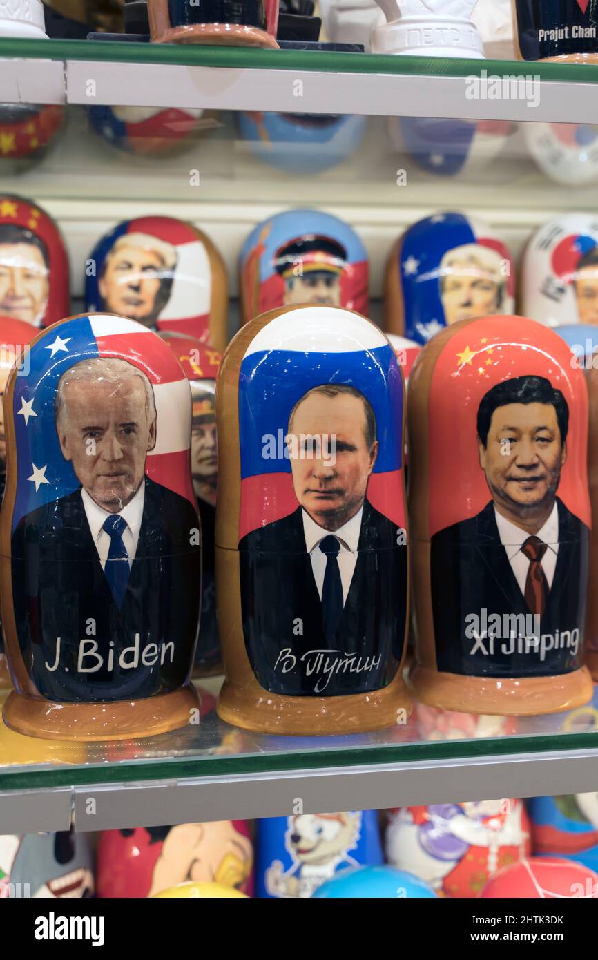 Moscou, Russie - 28 février 2022 : Poutine, Biden et Xi Jinping sous forme de poupées de nidification russes dans une boutique de cadeaux à Moscou. Relations entre la Russie, les Etats-Unis et la Chine. Photo de haute qualité Banque D'Images