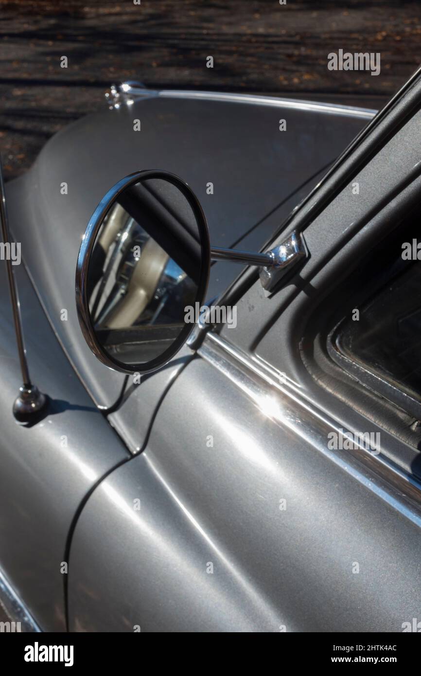 Rétroviseur intérieur rond pour voiture ancienne Photo Stock - Alamy