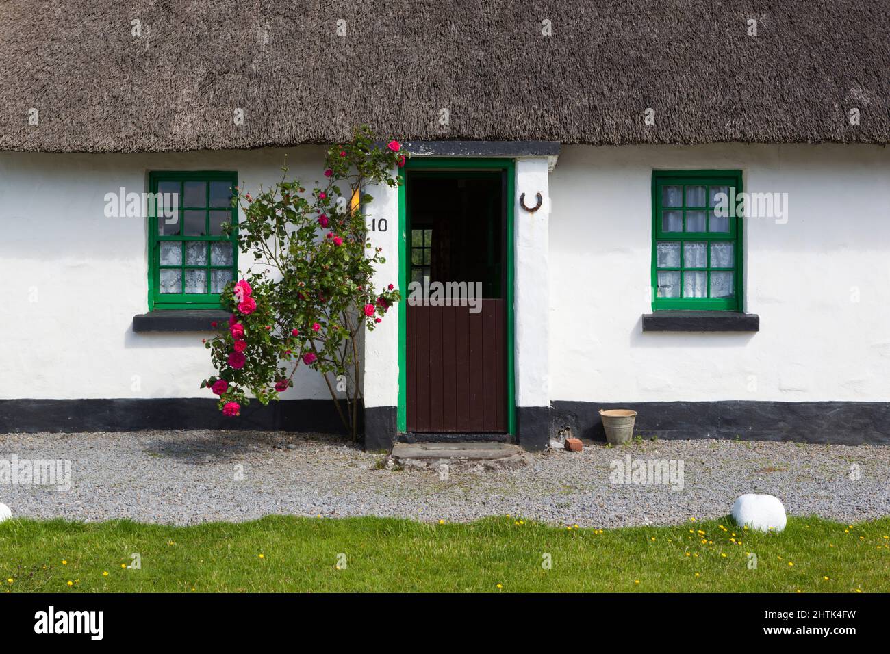 Chalet traditionnel de chaume utilisé comme locations de vacances, Ballyvaughan, The Burren, Comté de Clare, Irlande Banque D'Images