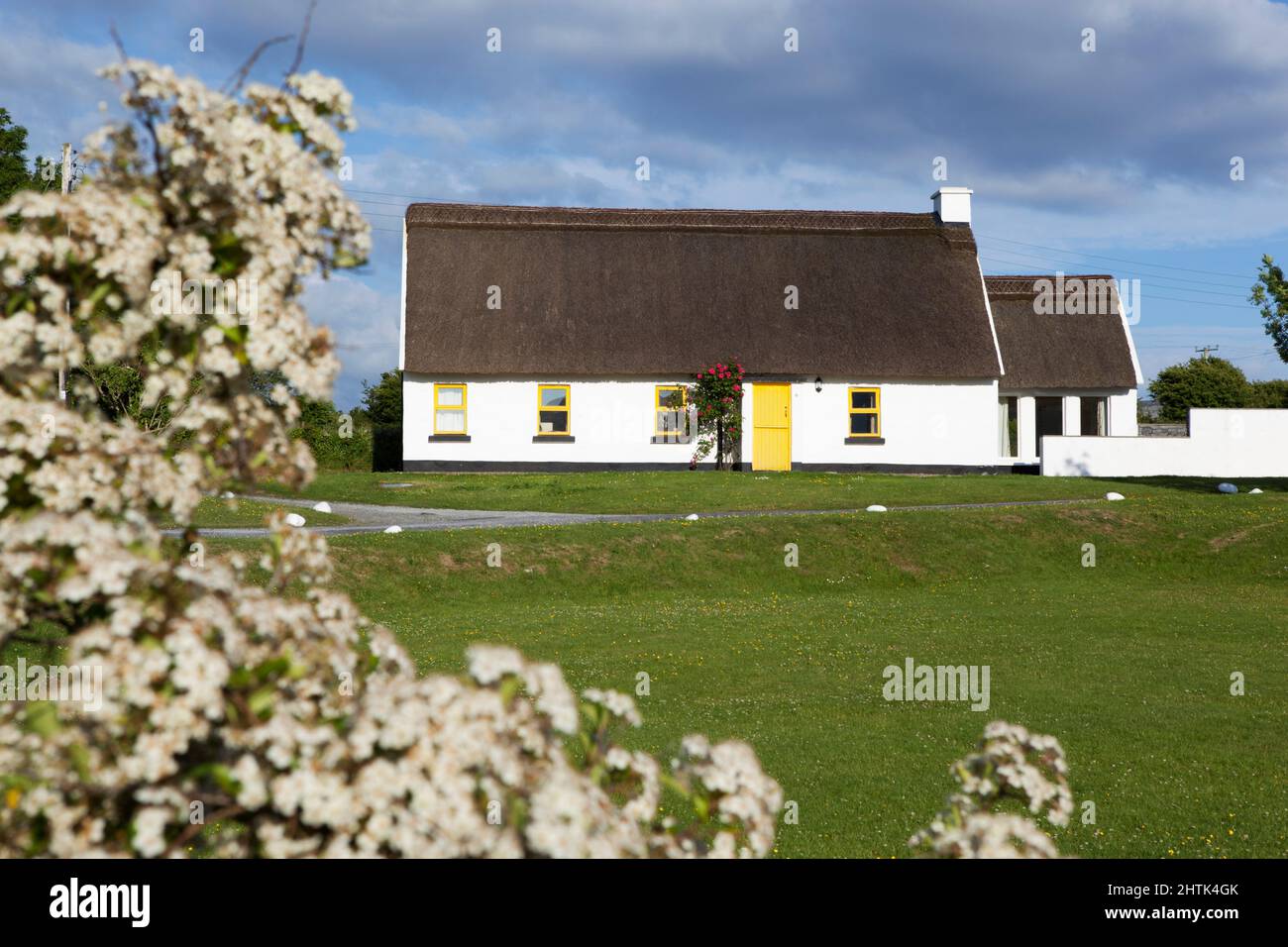 Chalet traditionnel de chaume utilisé comme locations de vacances, Ballyvaughan, The Burren, Comté de Clare, Irlande Banque D'Images