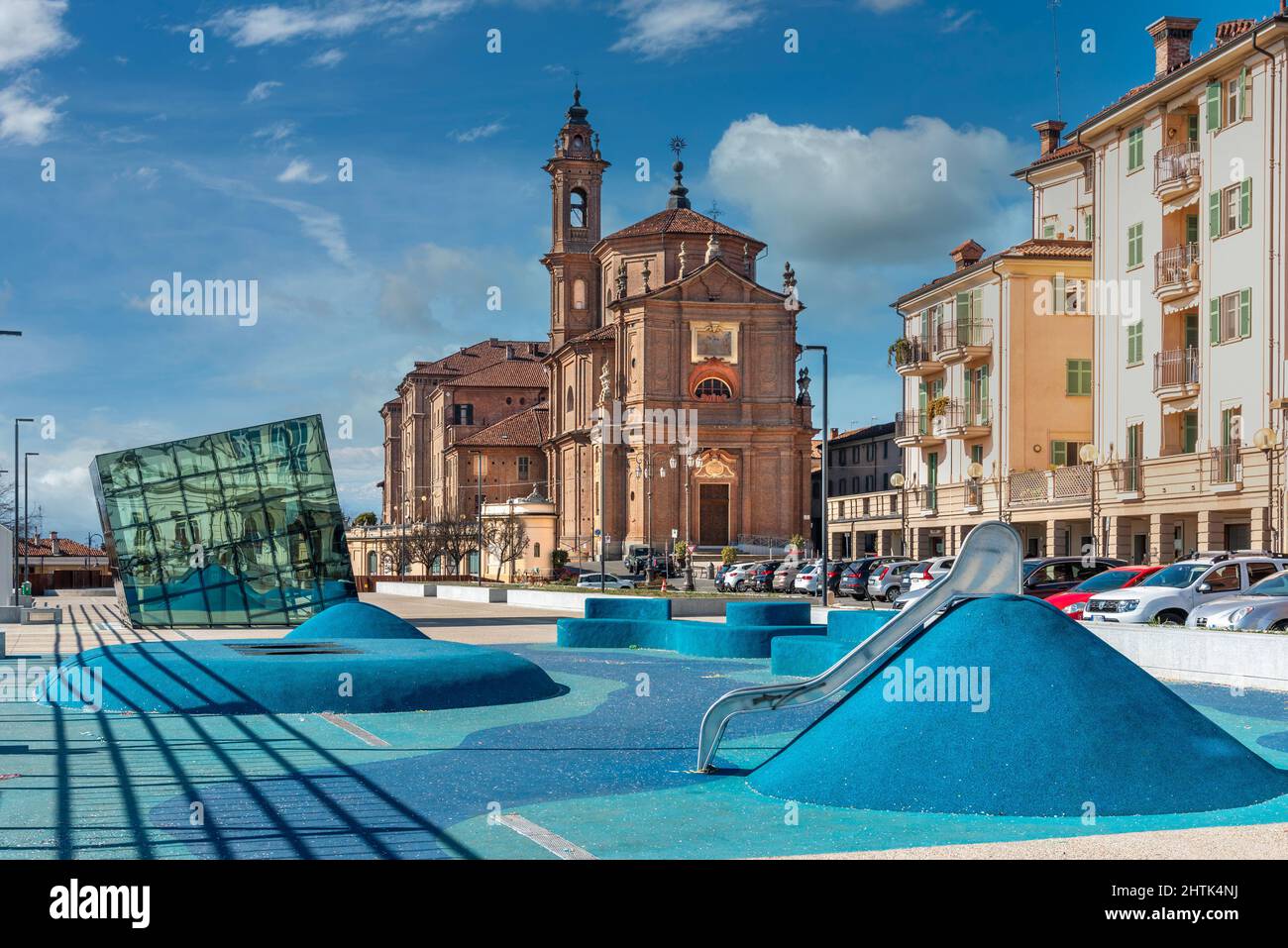 Fossano, Cuneo, Italie - 27 février 2022 : la nouvelle Piazza Vittorio Veneto moderne avec le cube de miroirs, en arrière-plan Eglise de la Sainte Trinité (1 Banque D'Images