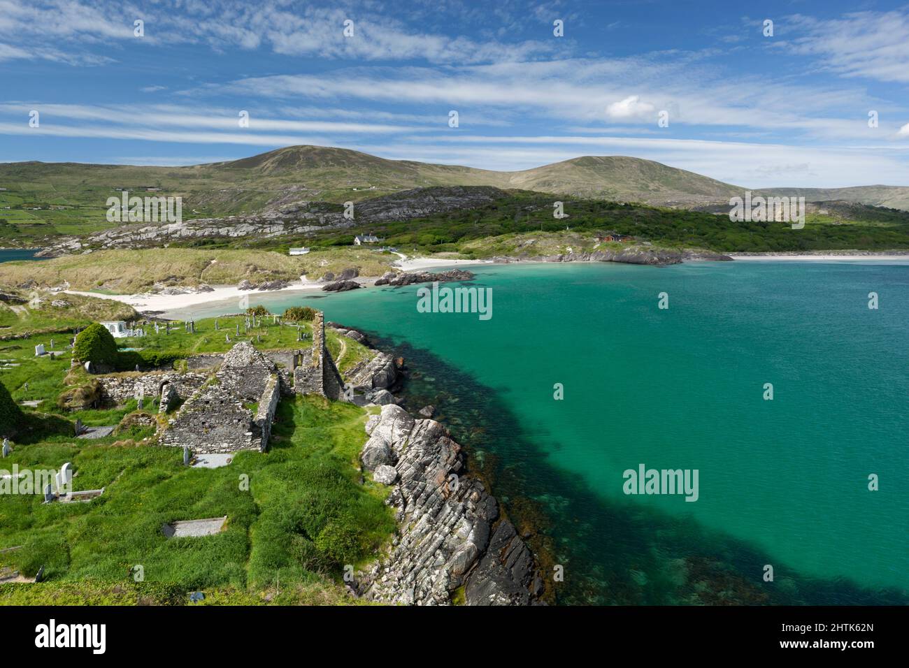 Derrynane Bay avec les ruines de l'abbaye de Derrynane, Ring of Kerry, péninsule d'Iveragh, comté de Kerry, Irlande Banque D'Images