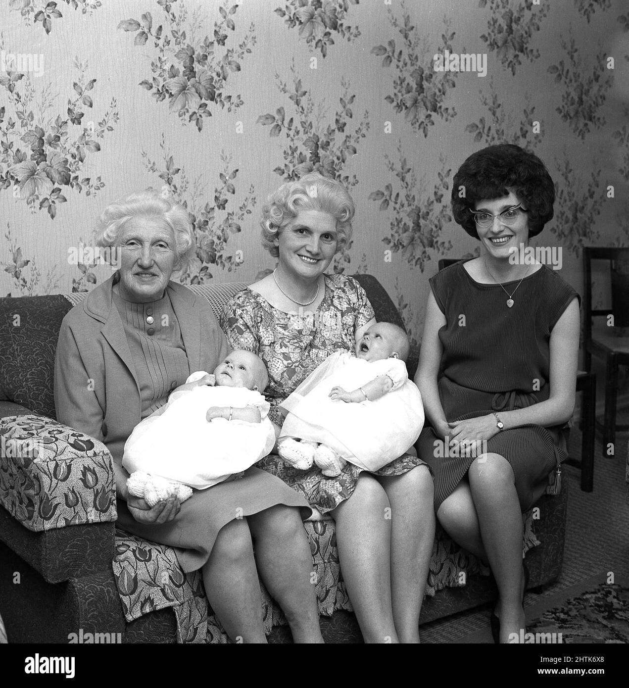 1960s, historique, quatre générations... assis ensemble pour leur photo à Fife, Écosse, Royaume-Uni, avec les deux nouveaux nés - la quatrième génération, - sur les tours de la grand-mère et de la grande-mère, avec leur mère assis à côté d'eux. Banque D'Images