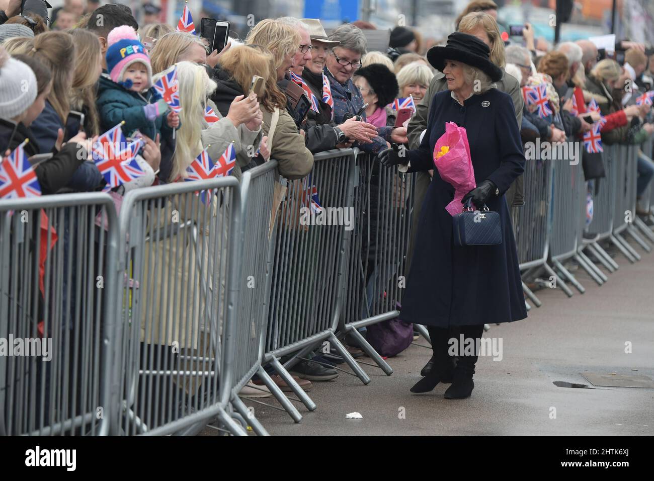 Ville de Southend-on-Sea Essex Royaume-Uni 1st mars 2022. Le Prince Charles et Camilla Duchesse de Cornwall visitent Southend Pier dans le cadre d'une visite pour commémorer le statut de ville de Southend-on-Sea dans l'Essex. Les Altesses Royales visitaient la plus longue jetée du monde pour dévoiler un nouveau train écologique nommé d'après Sir David Amess. Une candidature communautaire pour le statut de ville sera soumise en décembre 2021 dans le cadre des célébrations du Jubilé de platine de la Reine. Toutefois, le 18 octobre 2021, le Premier ministre a annoncé que sa Majesté la Reine accorderait le statut de ville de Southend-on-Sea en hommage à Sir David Banque D'Images