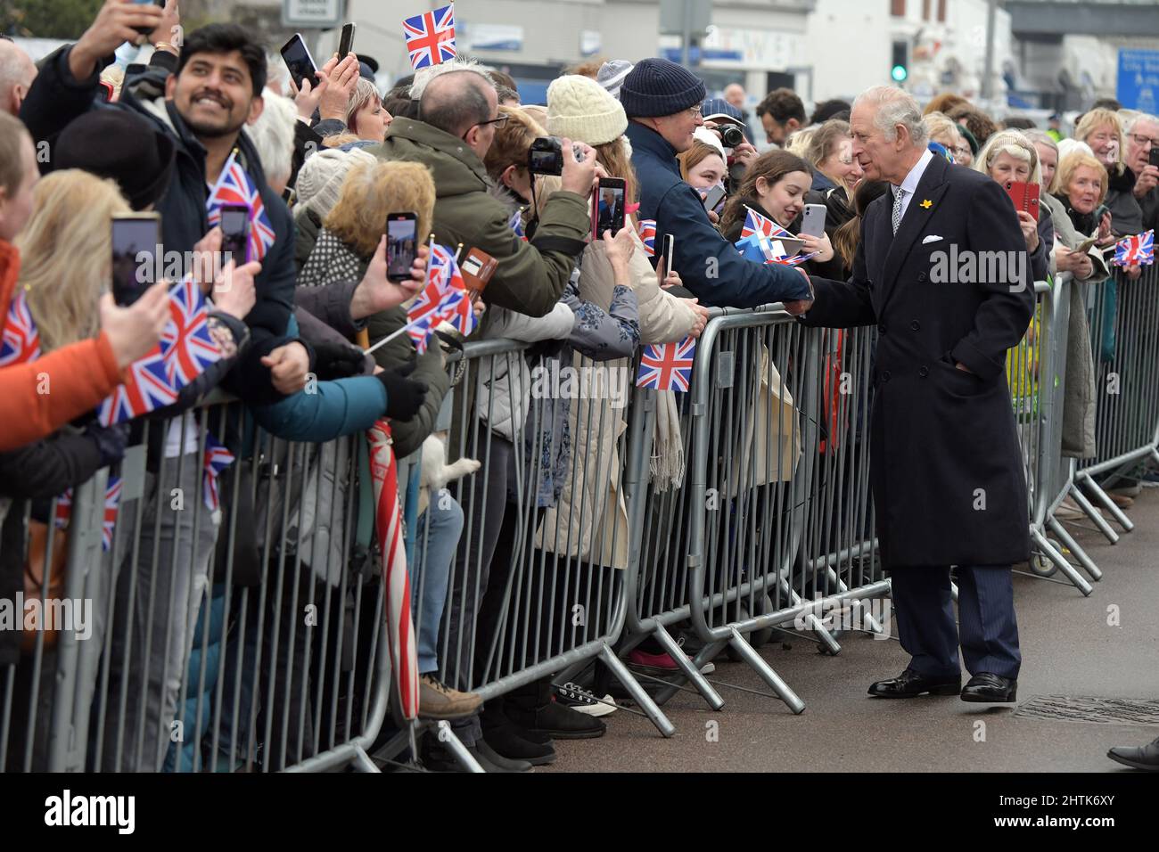 Ville de Southend-on-Sea Essex Royaume-Uni 1st mars 2022. Le Prince Charles et Camilla Duchesse de Cornwall visitent Southend Pier dans le cadre d'une visite pour commémorer le statut de ville de Southend-on-Sea dans l'Essex. Les Altesses Royales visitaient la plus longue jetée du monde pour dévoiler un nouveau train écologique nommé d'après Sir David Amess. Une candidature communautaire pour le statut de ville sera soumise en décembre 2021 dans le cadre des célébrations du Jubilé de platine de la Reine. Toutefois, le 18 octobre 2021, le Premier ministre a annoncé que sa Majesté la Reine accorderait le statut de ville de Southend-on-Sea en hommage à Sir David Banque D'Images