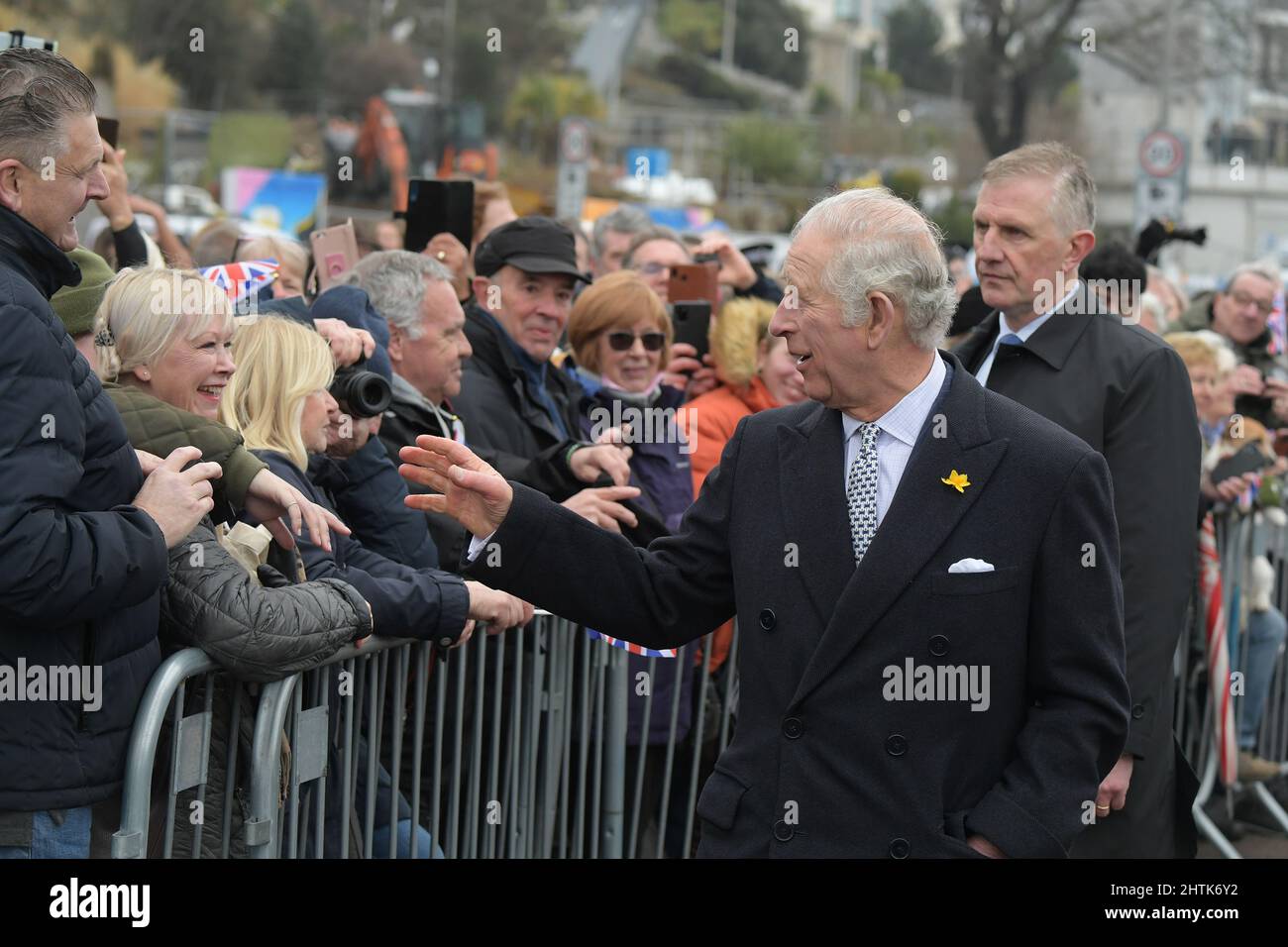 Ville de Southend-on-Sea Essex Royaume-Uni 1st mars 2022. Le Prince Charles et Camilla Duchesse de Cornwall visitent Southend Pier dans le cadre d'une visite pour commémorer le statut de ville de Southend-on-Sea dans l'Essex. Les Altesses Royales visitaient la plus longue jetée du monde pour dévoiler un nouveau train écologique nommé d'après Sir David Amess. Une candidature communautaire pour le statut de ville sera soumise en décembre 2021 dans le cadre des célébrations du Jubilé de platine de la Reine. Toutefois, le 18 octobre 2021, le Premier ministre a annoncé que sa Majesté la Reine accorderait le statut de ville de Southend-on-Sea en hommage à Sir David Banque D'Images