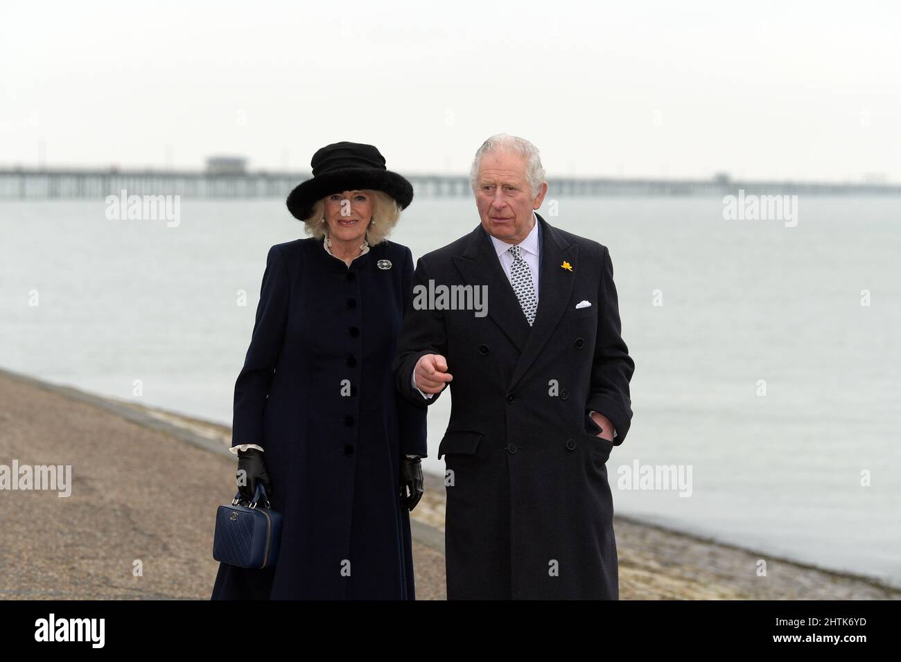 Ville de Southend-on-Sea Essex Royaume-Uni 1st mars 2022. Le Prince Charles et Camilla Duchesse de Cornwall visitent Southend Pier dans le cadre d'une visite pour commémorer le statut de ville de Southend-on-Sea dans l'Essex. Les Altesses Royales visitaient la plus longue jetée du monde pour dévoiler un nouveau train écologique nommé d'après Sir David Amess. Une candidature communautaire pour le statut de ville sera soumise en décembre 2021 dans le cadre des célébrations du Jubilé de platine de la Reine. Toutefois, le 18 octobre 2021, le Premier ministre a annoncé que sa Majesté la Reine accorderait le statut de ville de Southend-on-Sea en hommage à Sir David Banque D'Images