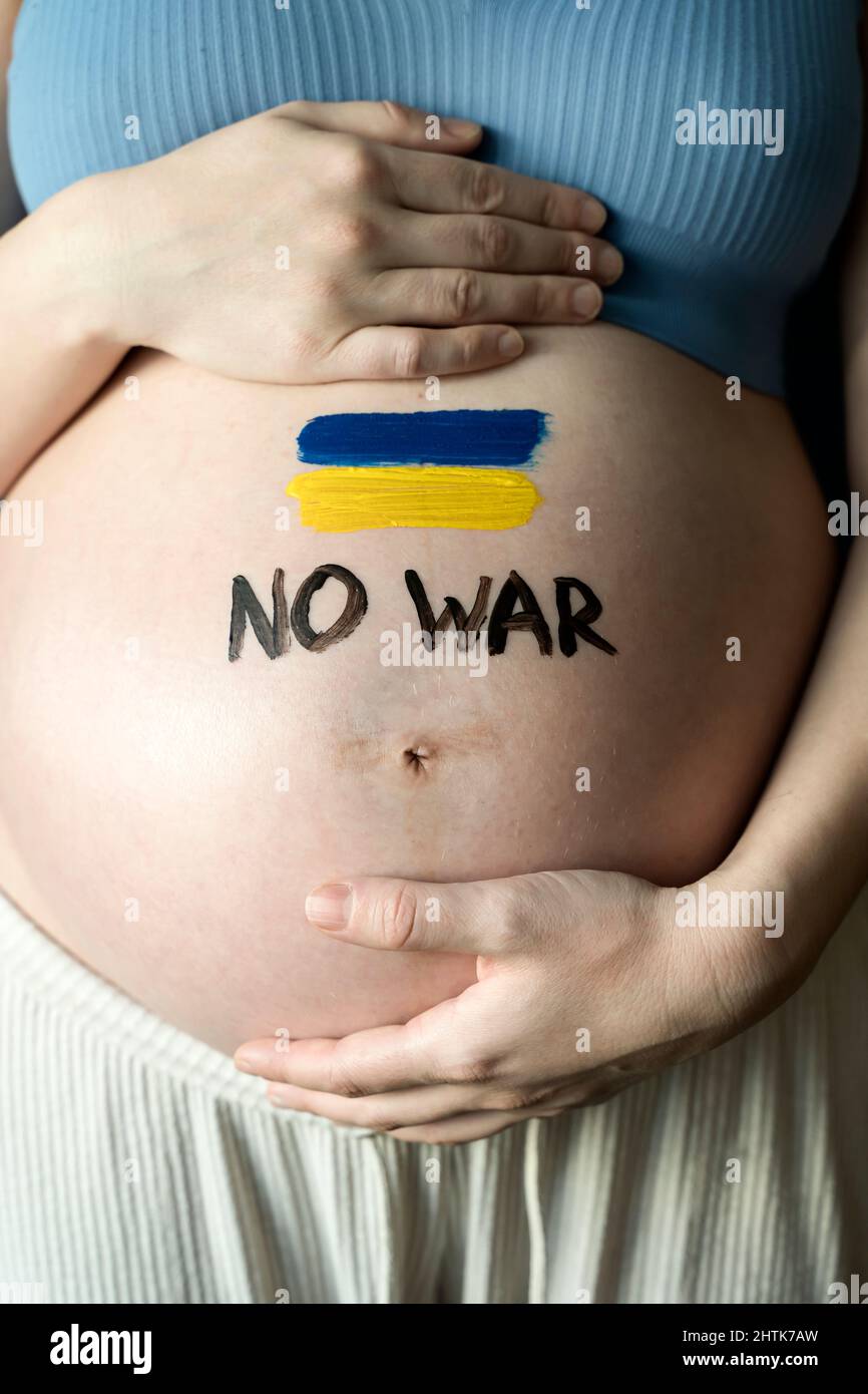 La guerre en Ukraine, le conflit ukrainien. Le drapeau ukrainien peint sur  le ventre d'une femme enceinte. Paix, pacifisme, activisme, pas de guerre  et de soutien. Photo de haute qualité Photo Stock -
