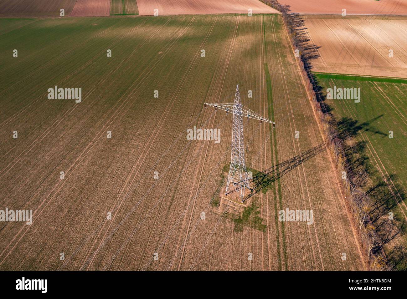 Un pôle de puissance sur un champ vu d'en haut comme un tir de drone Banque D'Images