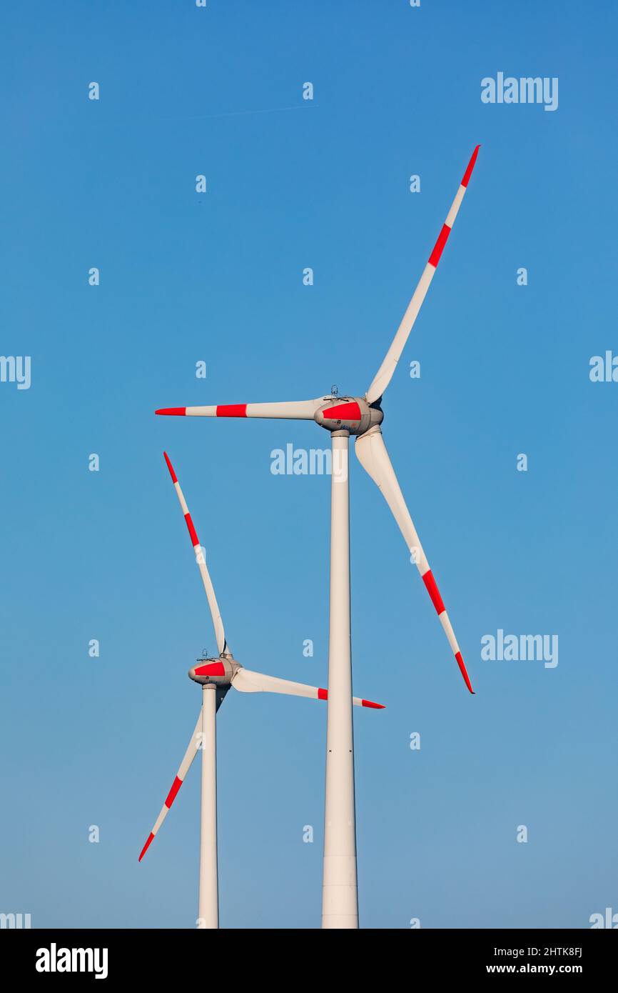 L'énergie éolienne occupe beaucoup d'espace dans la nature Banque D'Images