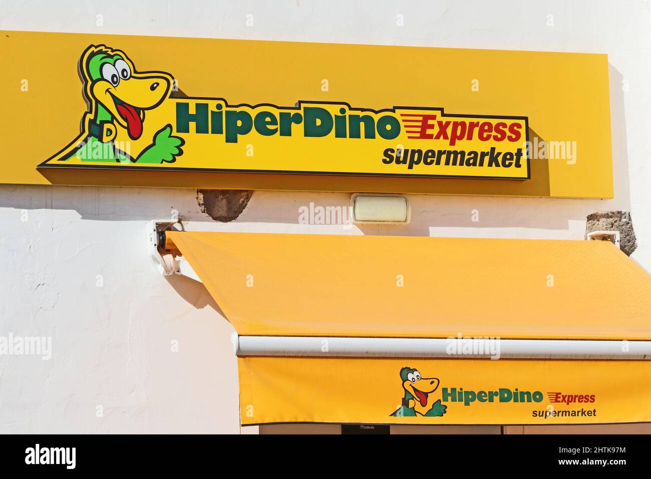 Panneau extérieur HiperDino Express supermarché, Playa Blanca, Lanzarote Banque D'Images