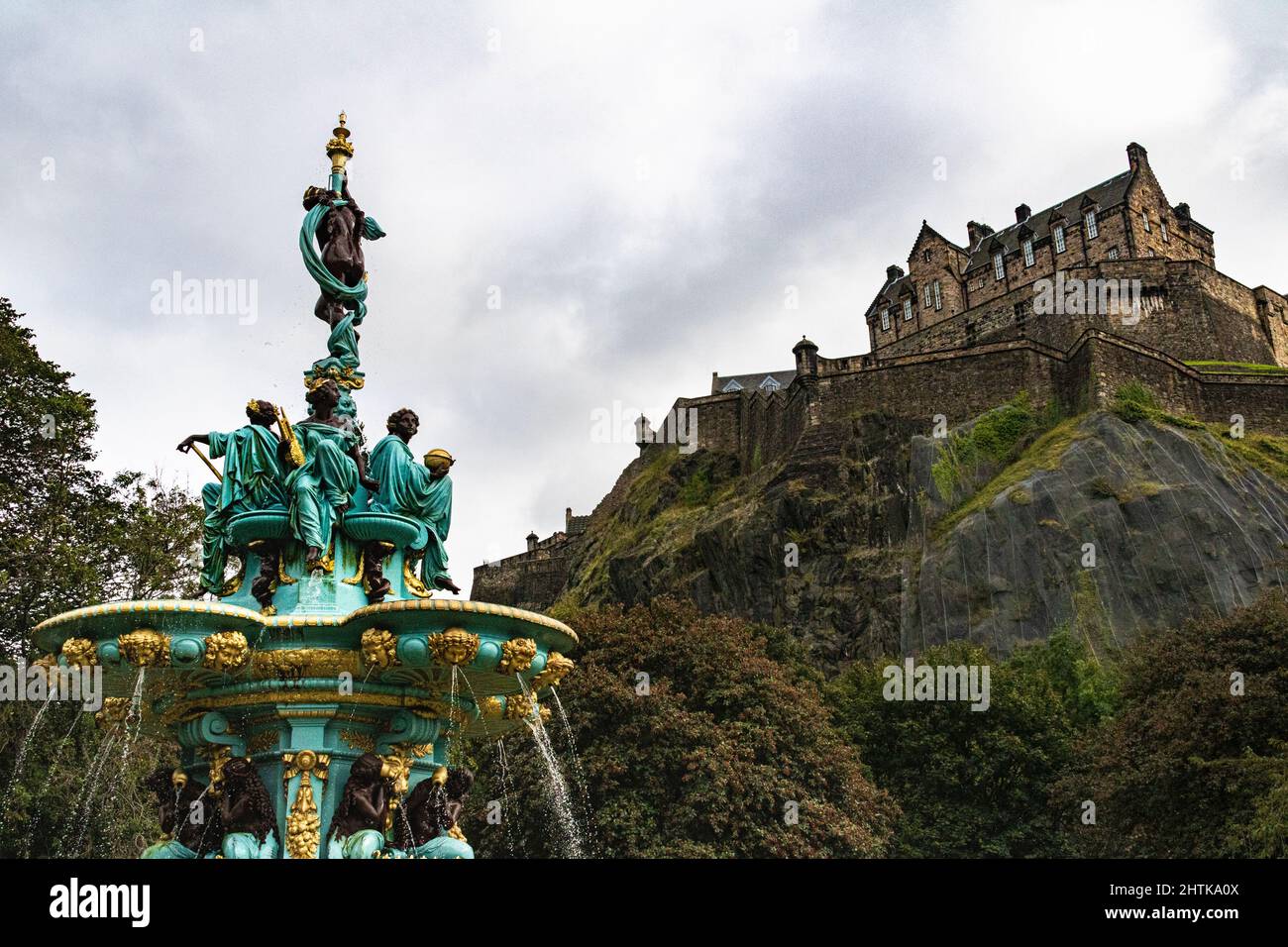 Détail de la fontaine Ross restaurée dans West Princes Street Gardens, Édimbourg, avec le château d'Édimbourg en arrière-plan n°2 Banque D'Images