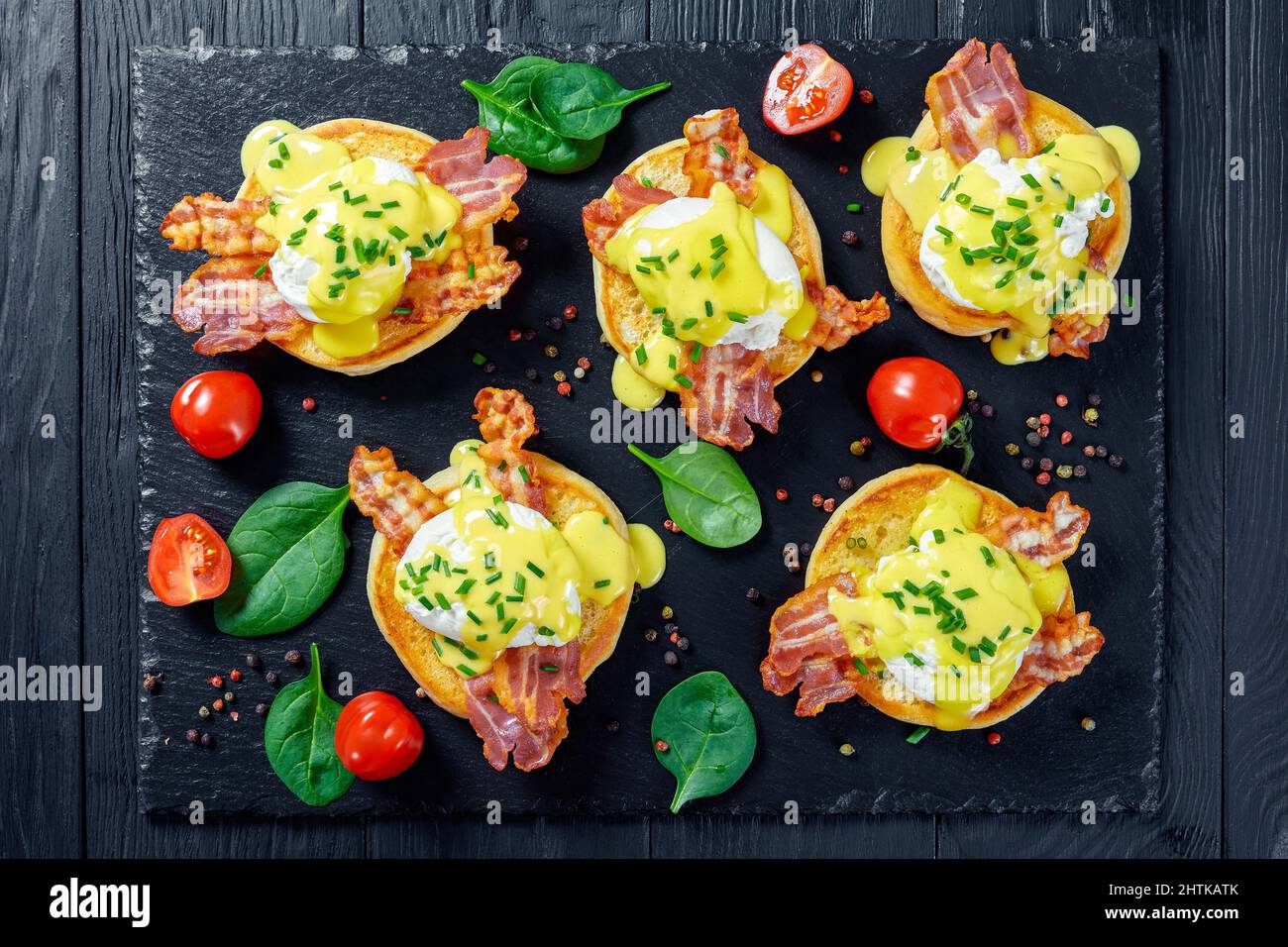 Demi-muffins anglais, chacun recouvert de bacon canadien, d'un œuf poché et de sauce hollandaise, œufs Benedict Banque D'Images