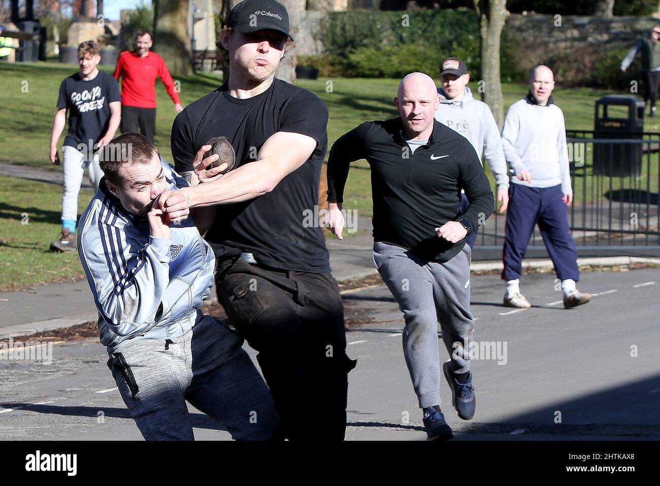 SEDGEFIELD, ROYAUME-UNI. 1st MARS les participants se battent pour le ballon lors du match annuel de Shrove Tide à Sedgefield, comté de Durham, Angleterre, le mardi 1st mars 2022. (Crédit : Harry Cook | INFORMATIONS MI) crédit : INFORMATIONS MI et sport /Actualités Alay Live Banque D'Images