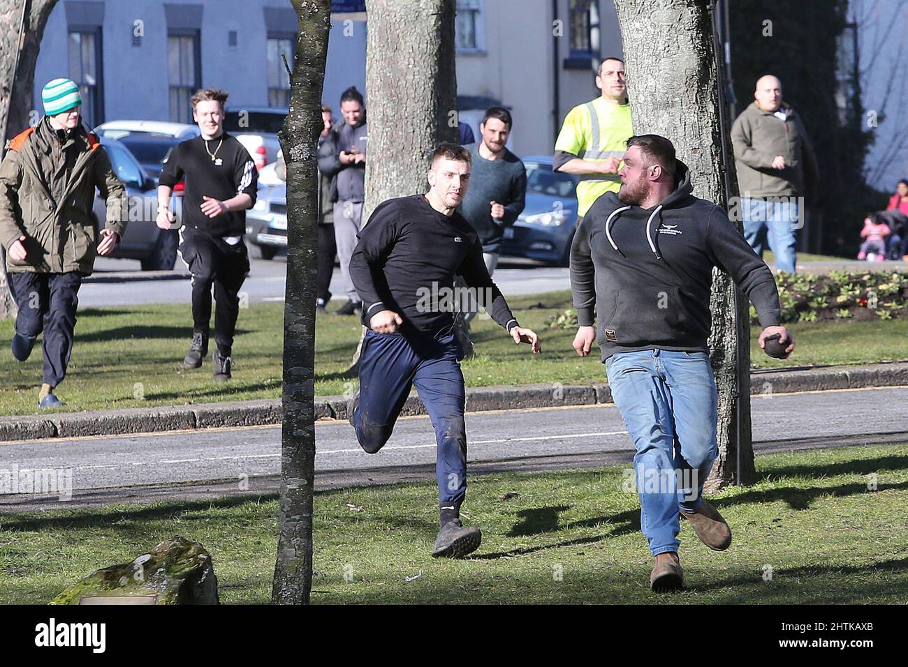 SEDGEFIELD, ROYAUME-UNI. 1st MARS les participants se battent pour le ballon lors du match annuel de Shrove Tide à Sedgefield, comté de Durham, Angleterre, le mardi 1st mars 2022. (Crédit : Harry Cook | INFORMATIONS MI) crédit : INFORMATIONS MI et sport /Actualités Alay Live Banque D'Images