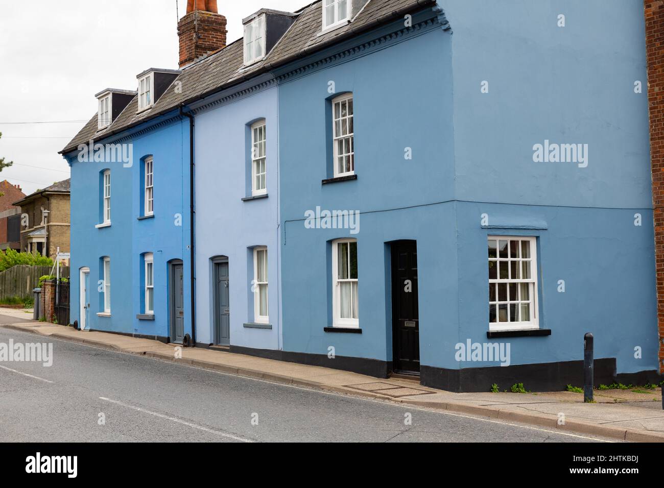Une rangée de 3 maisons de ville dans une ville du marché du Suffolk peint dans 3 différentes nuances de bleu Banque D'Images