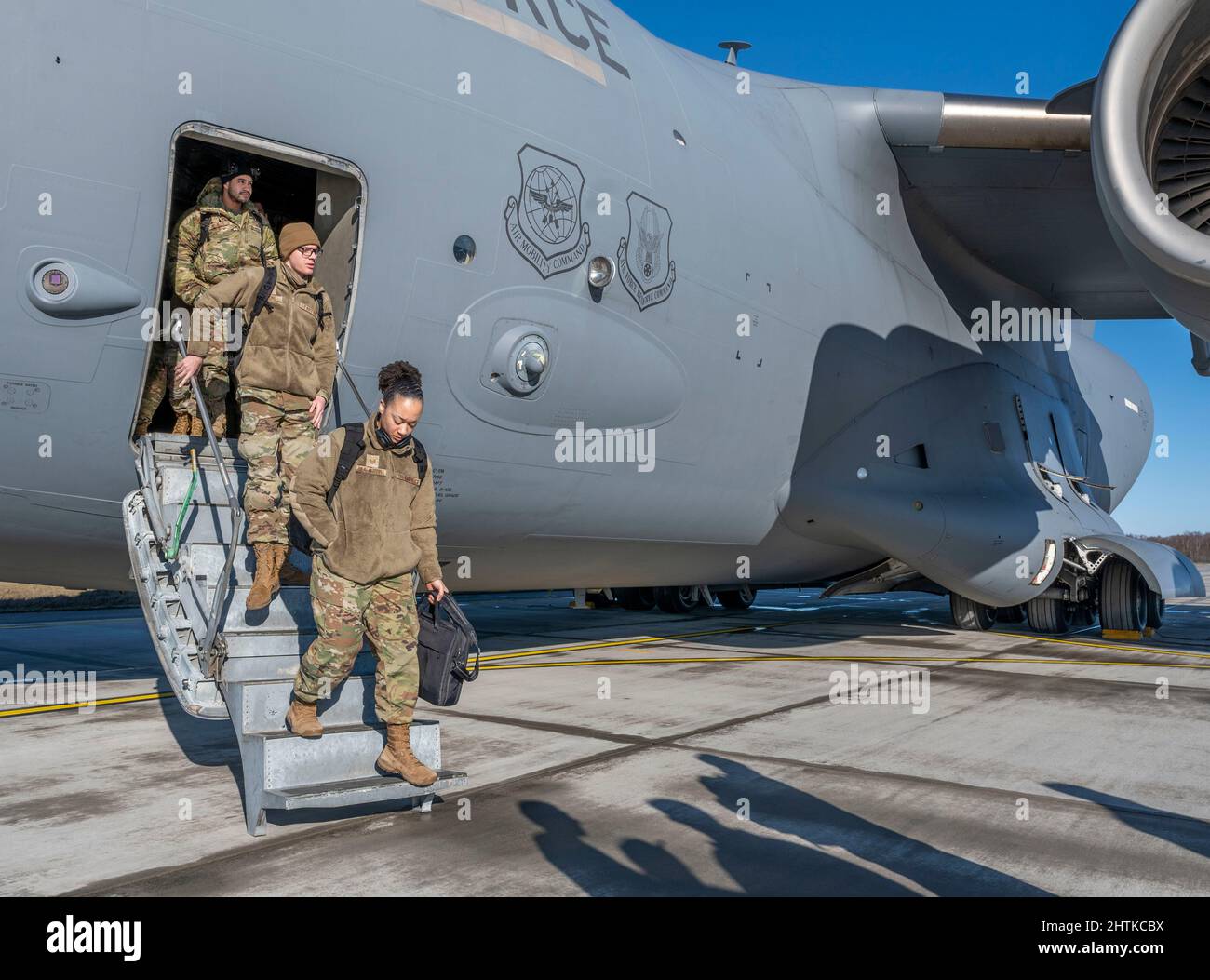 Base aérienne d'Amari, Estonie. 28th févr. 2022. Airman de la US Air Force avec l'aile 48th Fighter, débarque d'un avion C-17 Globemaster III à la base aérienne d'Amari le 28 février 2022 à Amari (Estonie). L'aviateur appuie les alliés de l'OTAN et les opérations de police aérienne renforcée pour contrer le traitement de la Russie contre l'Ukraine. Crédit : SSTGT. Megan Beatty/US Air Force/Alay Live News Banque D'Images