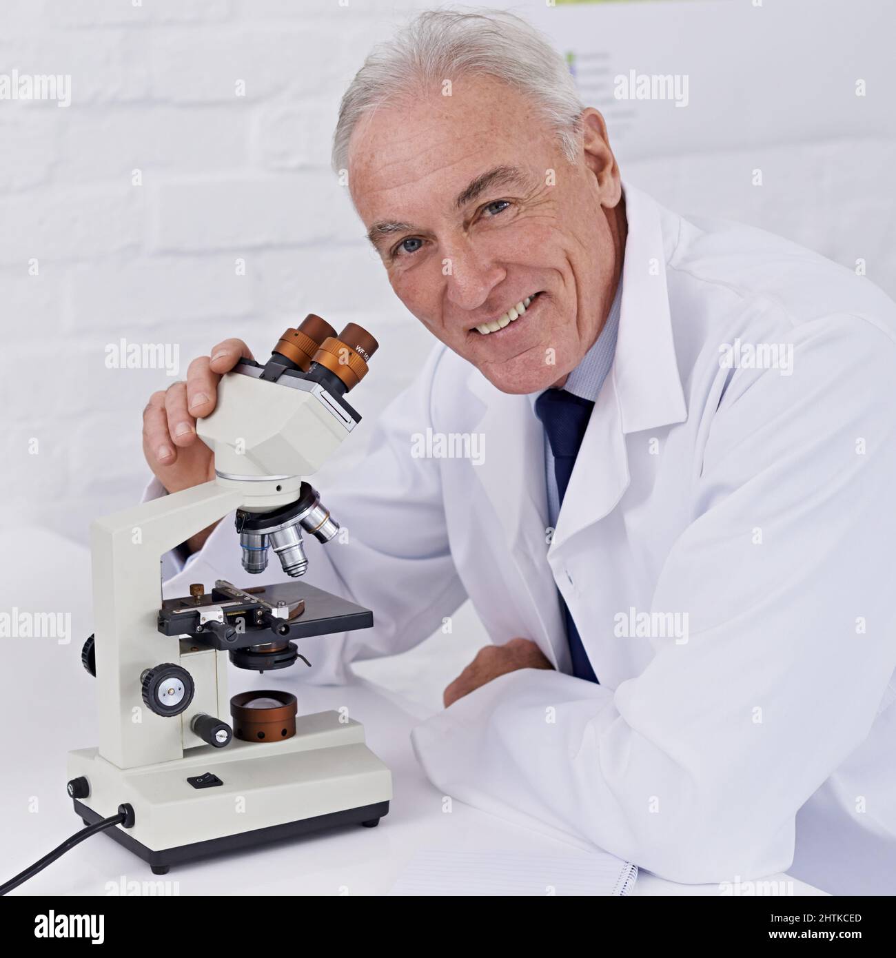 La science est ma vie. Photo d'un scientifique mature travaillant dans un laboratoire. Banque D'Images