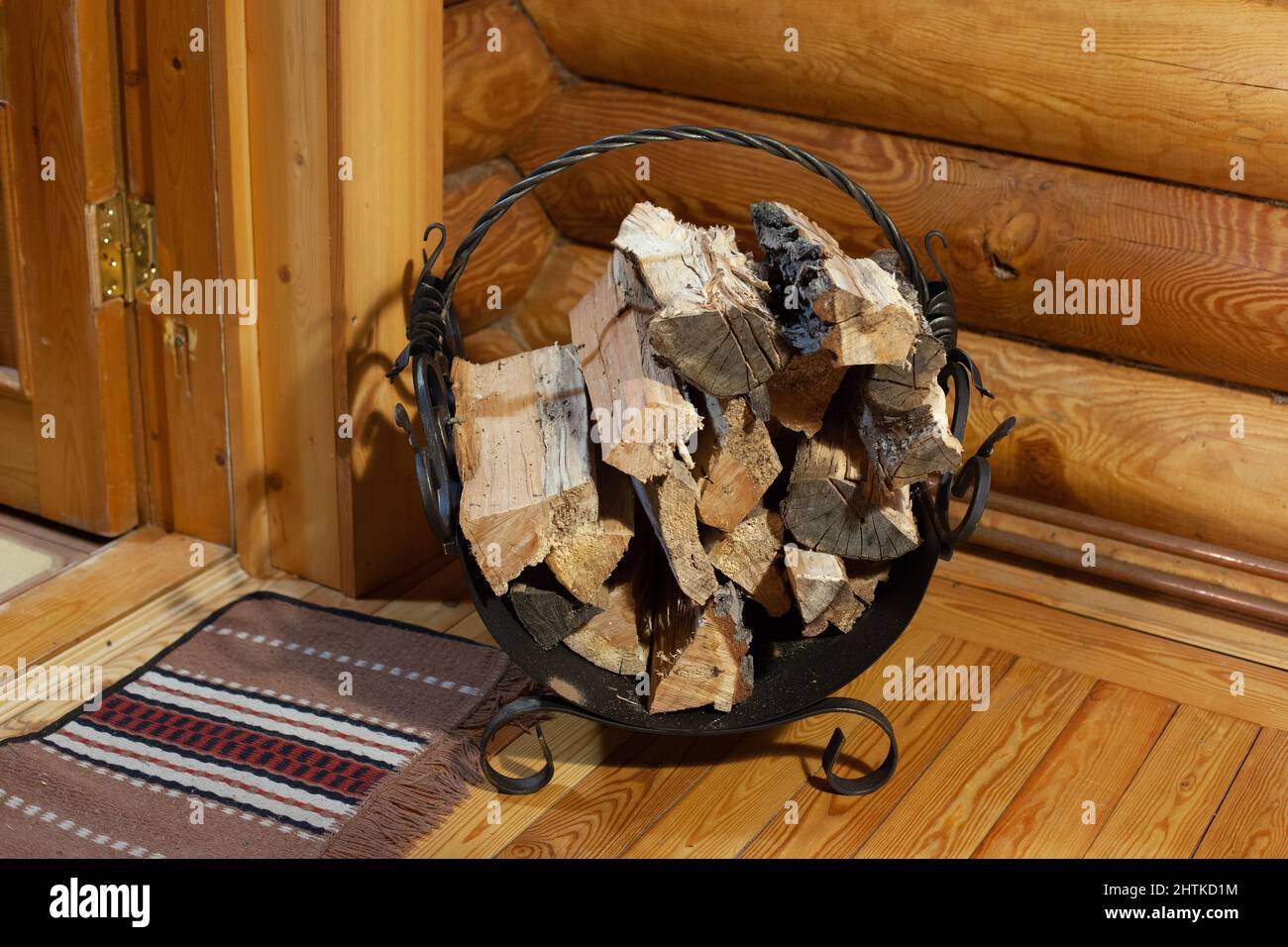 Pile de bois forgée en fonte noire avec une douzaine de bois de chauffage coupé pour le chauffage de la salle de sauna. Avoir un temps de repos sain dans la salle de bain avec des amis pendant Banque D'Images