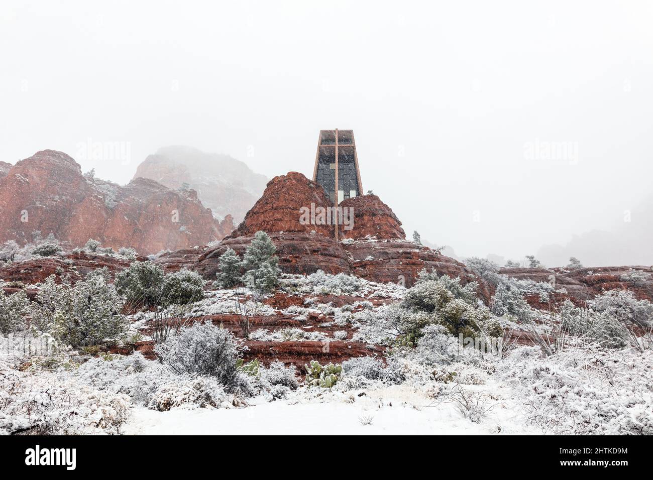 Neige d'hiver à la chapelle de la Sainte Croix à Sedona, Arizona Banque D'Images
