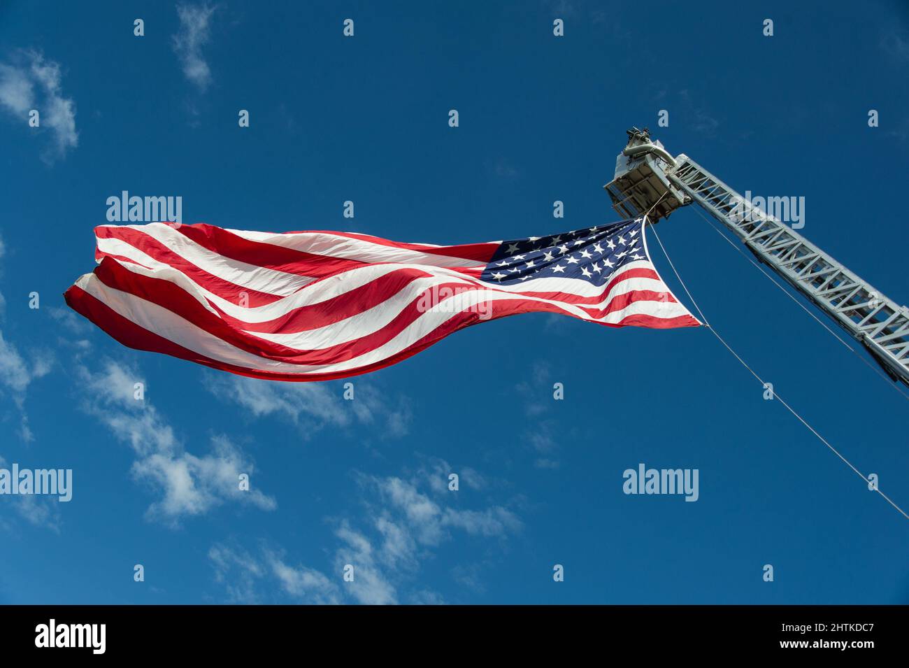 American Flag vole à gauche depuis le boom hydraulique de lutte contre les incendies. Banque D'Images