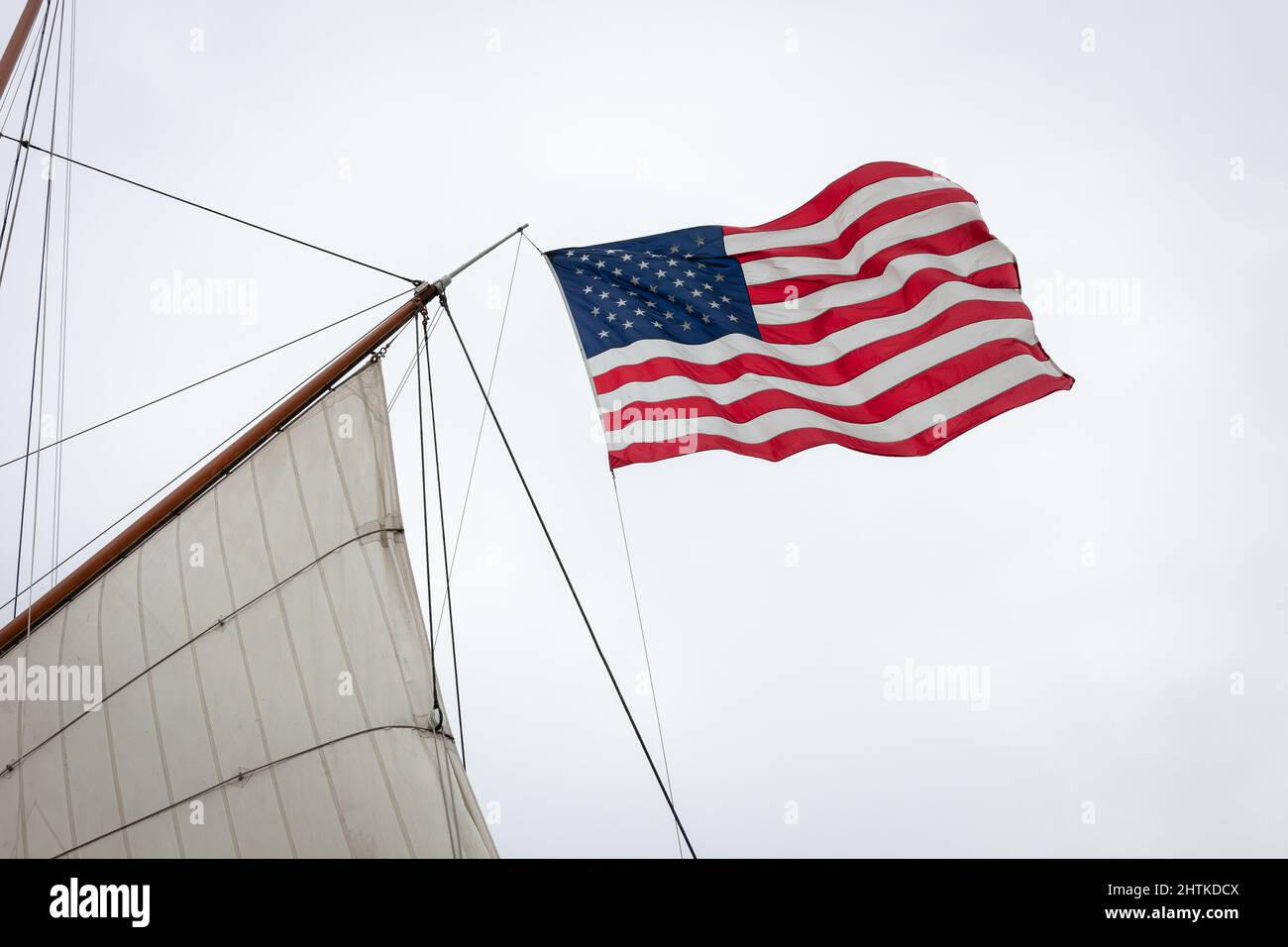 Le drapeau American Stars & Stripes vole depuis le pipar de mizzen gaff du grand navire. Banque D'Images
