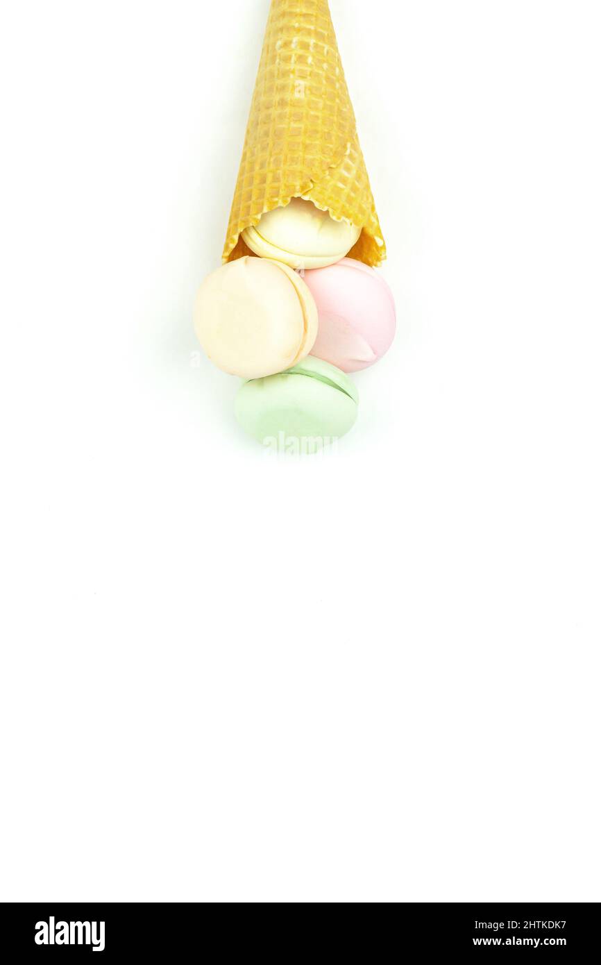 La corne de galette et le guimauve ressemblent à des macarons sur fond blanc, vue du dessus, plat, tendance minimaliste, concept de dessert sucré Banque D'Images