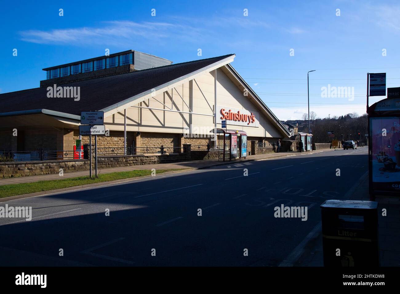 Vue sur le supermarché Sainsbury's à Brightouse, West Yorkshire, Royaume-Uni Banque D'Images