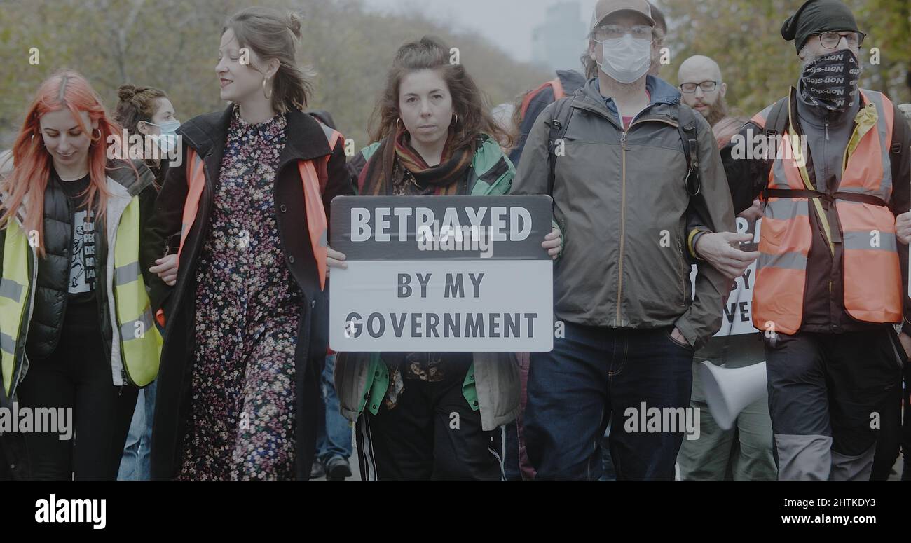 Londres, Royaume-Uni - 11 20 2021: Groupe d'activistes d'Isolate Britain sur la route Victoria Embankment, portant un panneau «trahi par mon gouvernement». Banque D'Images