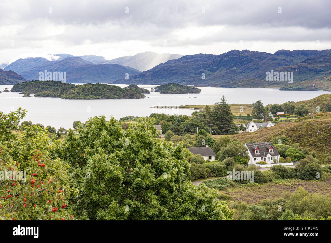 Vue vers l'est sur le Loch Morar depuis le point de vue de la Croix de Morar, près du village de Morar, Highland, Ecosse Royaume-Uni Banque D'Images