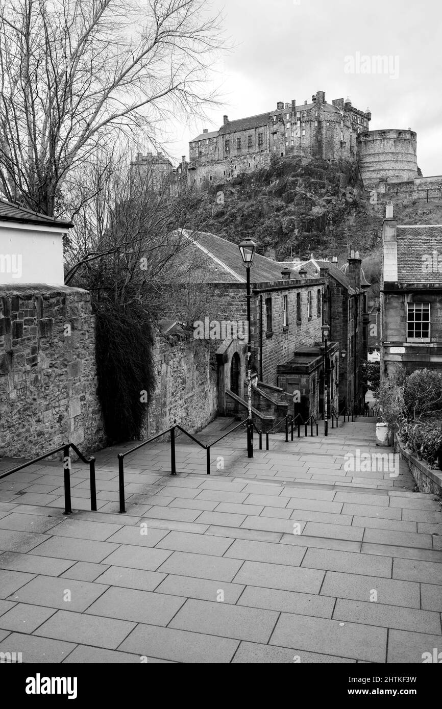 Le Vennel Steps avec une vue sur le château d'Édimbourg, Grass Market, Édimbourg, Écosse Banque D'Images