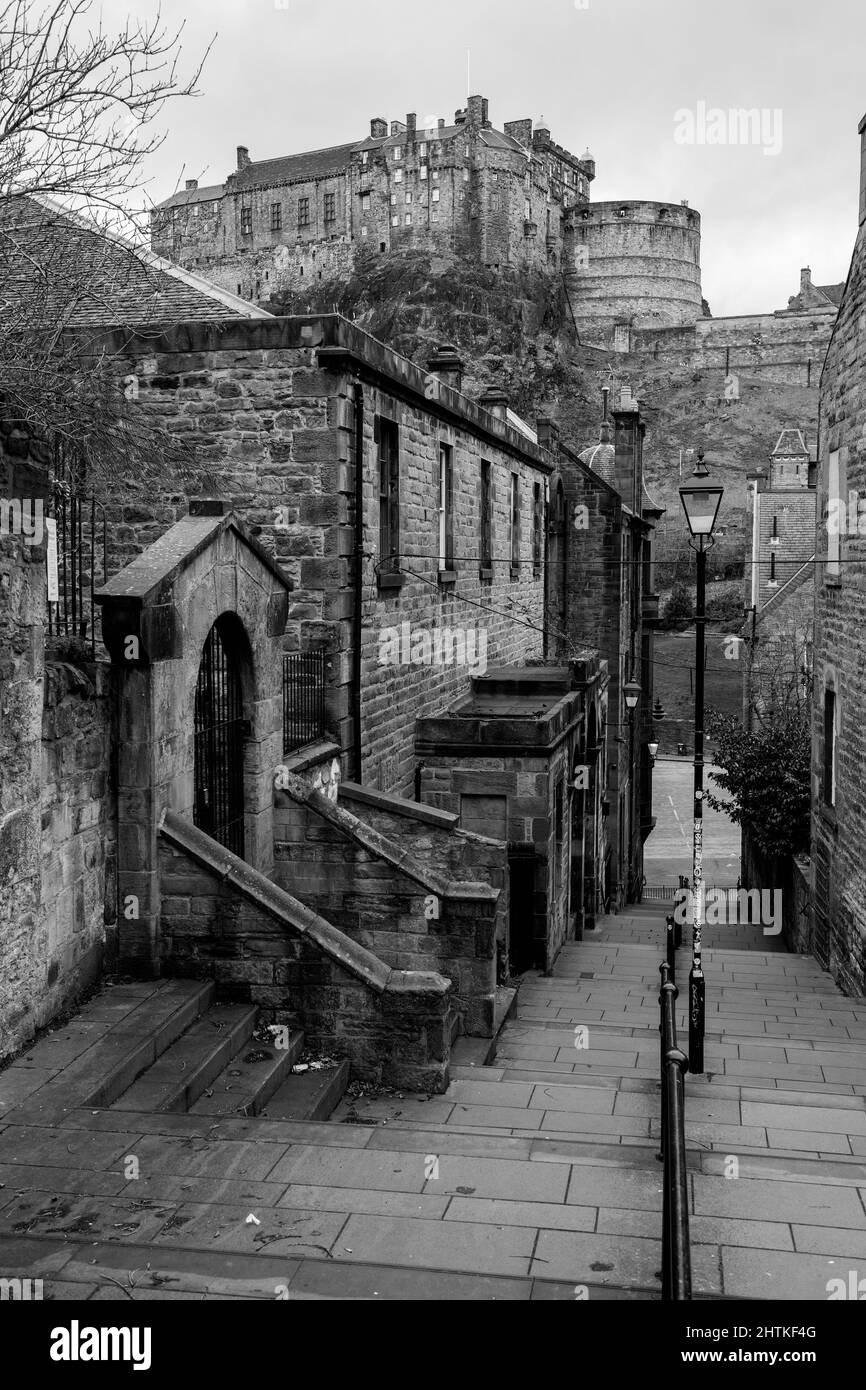 Le Vennel Steps avec une vue sur le château d'Édimbourg, Grass Market, Édimbourg, Écosse Banque D'Images