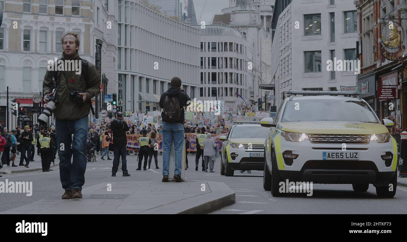 Londres, Royaume-Uni -11 06 2021: Une foule de militants du climat à Ludgate Circus sur la route de Trafalgar Square pour la Journée mondiale d'action pour la justice climatique COP26. Banque D'Images