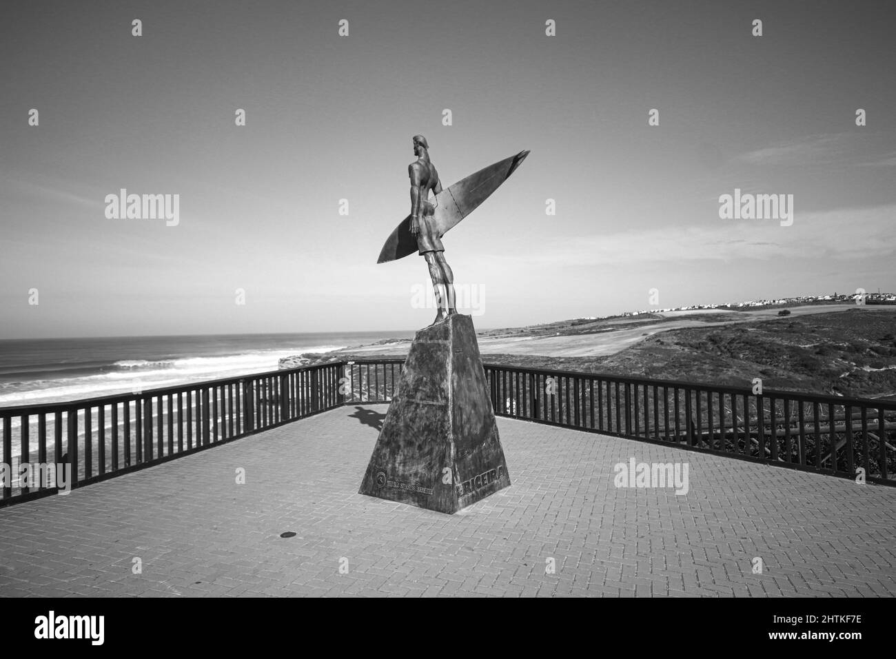 Statue d'un surfeur sur la plage de la réserve mondiale de surf de Ribeira d'Ilhas. Banque D'Images