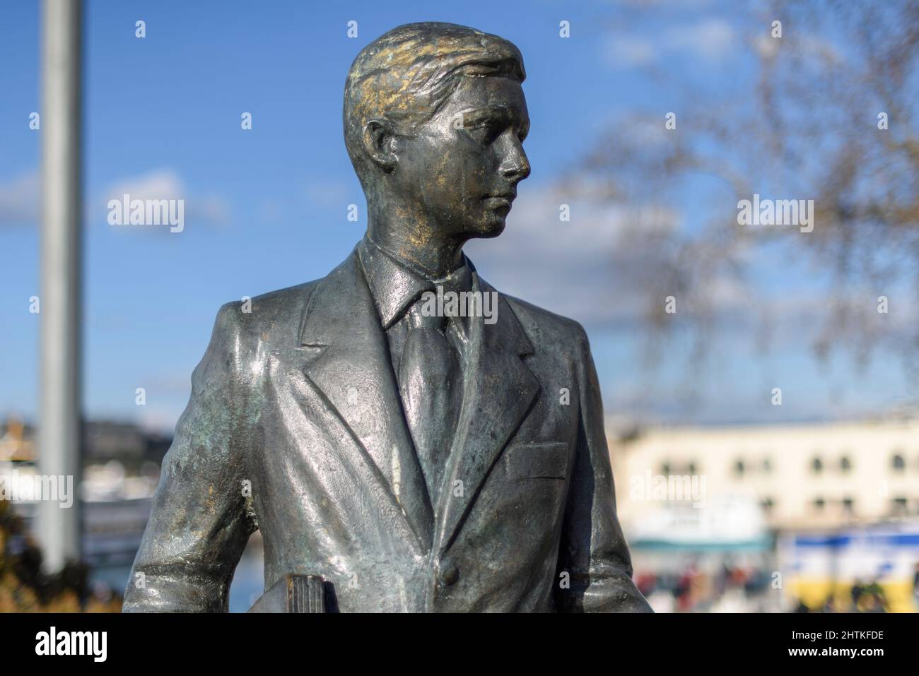 ISTANBUL, TURQUIE - 5 JUIN 2021 : la statue d'Ataturk avec enfant symbolise la révolution du nouvel alphabet turc. Portrait de la statue de l'élève. Banque D'Images