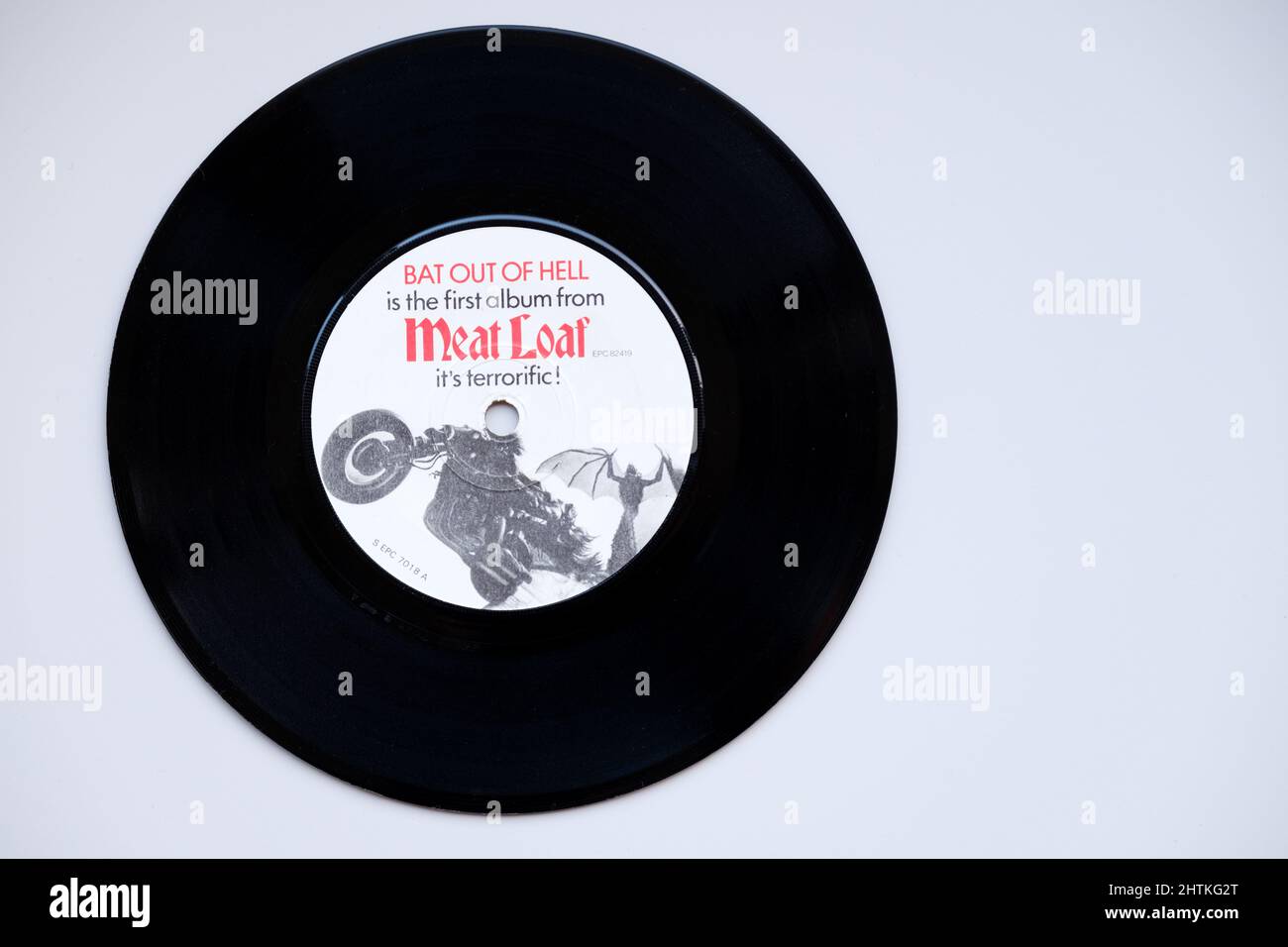 Une image de la version originale du disque vinyle de 45rpm de Bat Out of Hell, sorti par Meat Loaf en 1977. L'image montre l'enregistrement de la première face Banque D'Images
