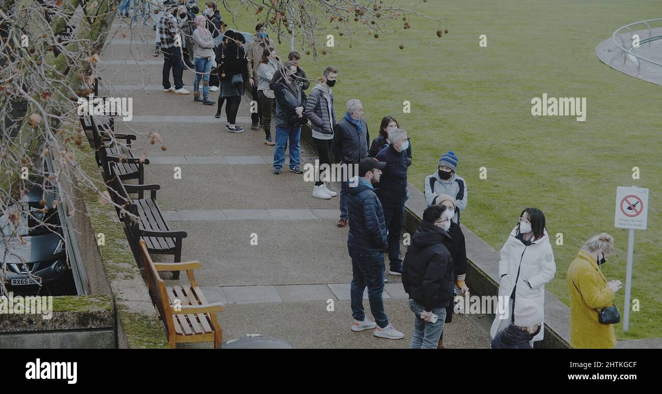 Londres, Royaume-Uni - 12 13 2021 : les personnes portant un masque facial attendent en file d'attente pour leur vaccination de rappel au Centre de vaccination de l'Hôpital St Thomas. Banque D'Images