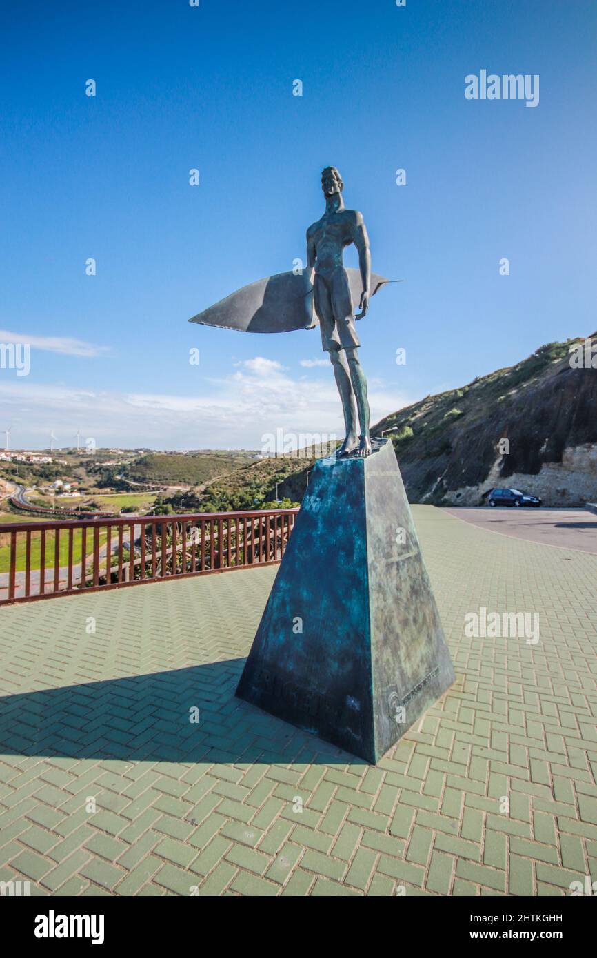 Statue d'un surfeur sur la plage de la réserve mondiale de surf de Ribeira d'Ilhas. Banque D'Images