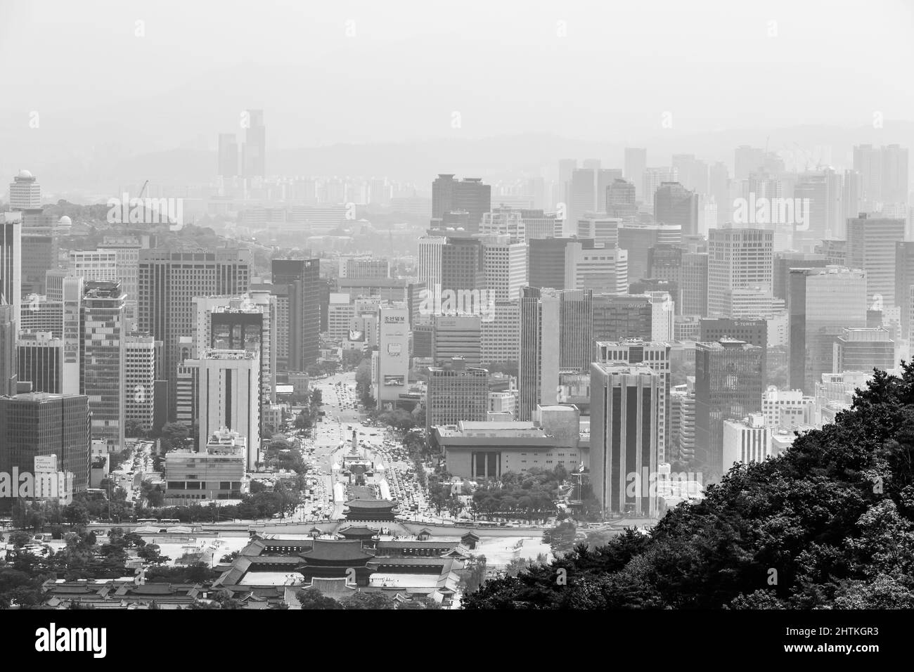 Séoul, Corée du Sud - 23 juin 2017 : vue du palais Gyeongbokgung et de la place Gwanghwamun depuis la montagne Baegak Banque D'Images