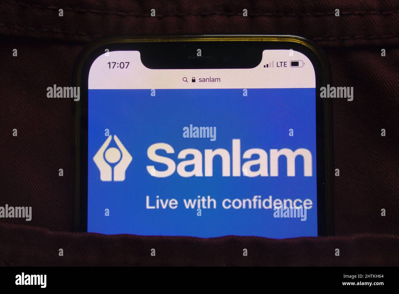 KONSKIE, POLOGNE - 27 février 2022 : logo Sanlam Limited affiché sur un téléphone mobile caché dans une poche de jeans Banque D'Images