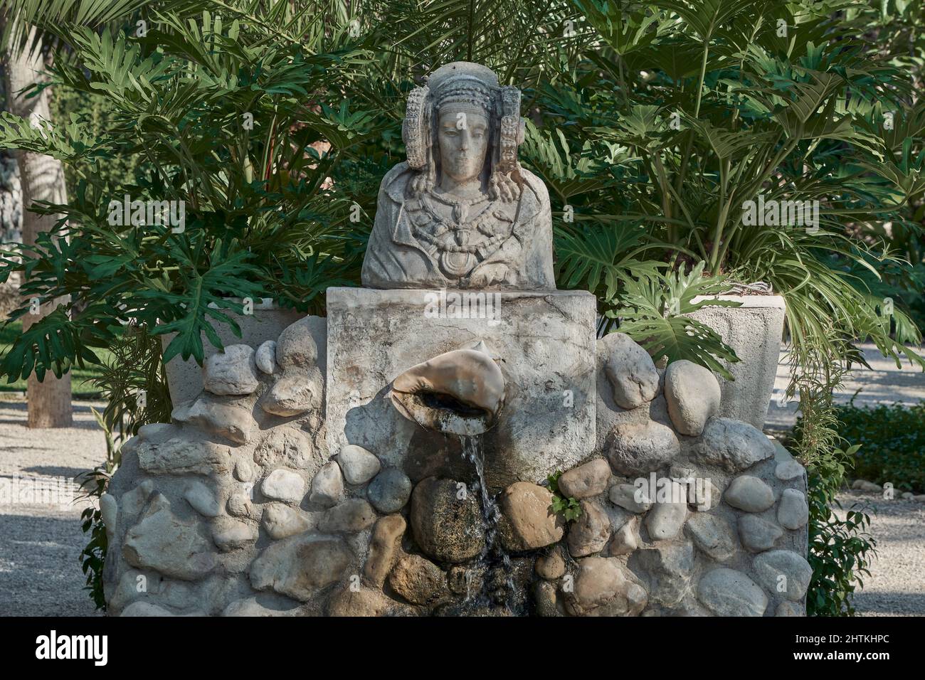 fontaine et hommage au buste de la dame d'Elche dans le Palmenhain d'ELX, Huerto del Cura, Espagne Banque D'Images