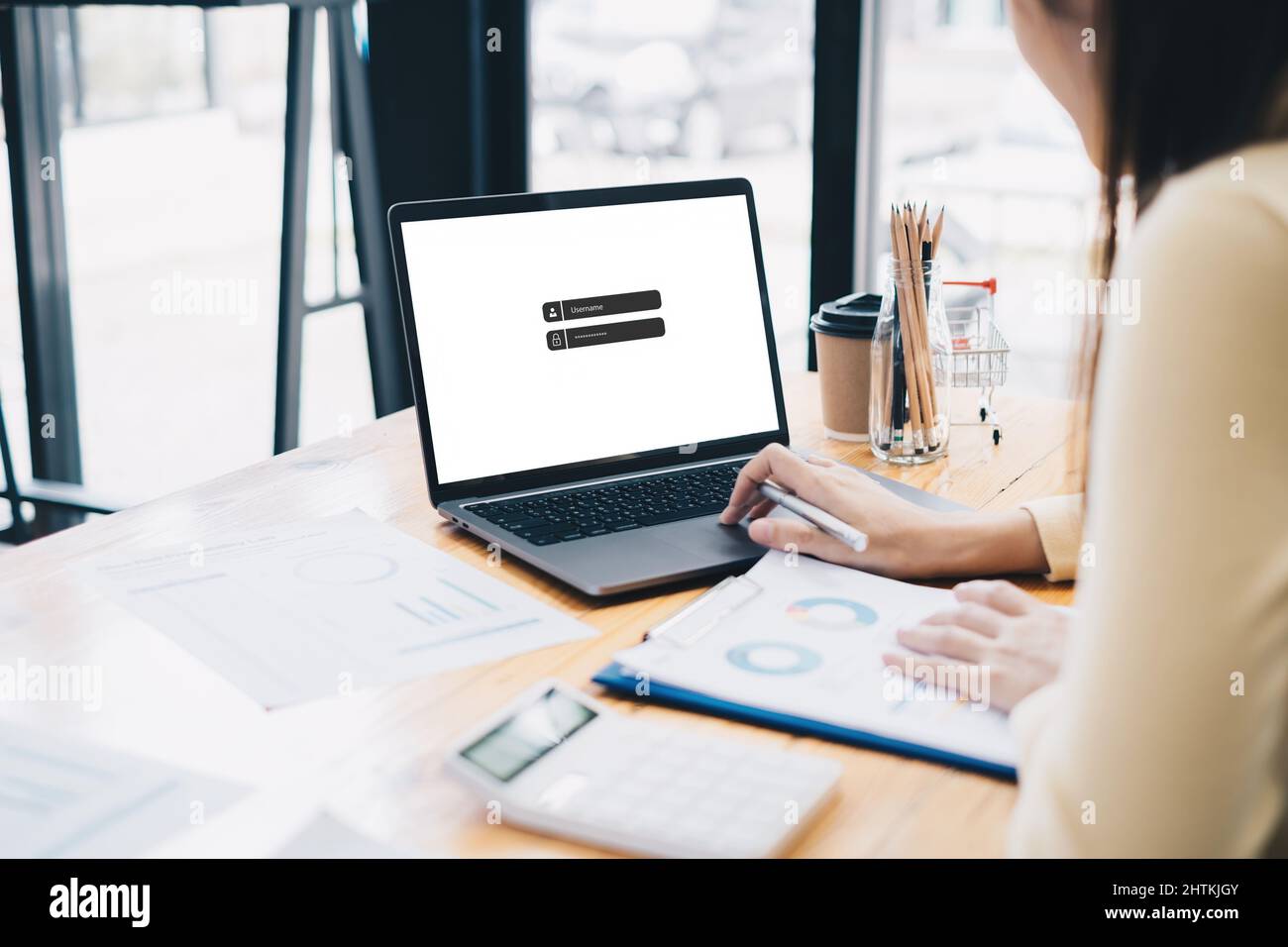 Une femme d'affaires utilisant un ordinateur portable pour la cyber-sécurité de son compte d'épargne, entreprise, technologie, futur, concept de ressources numériques. Banque D'Images