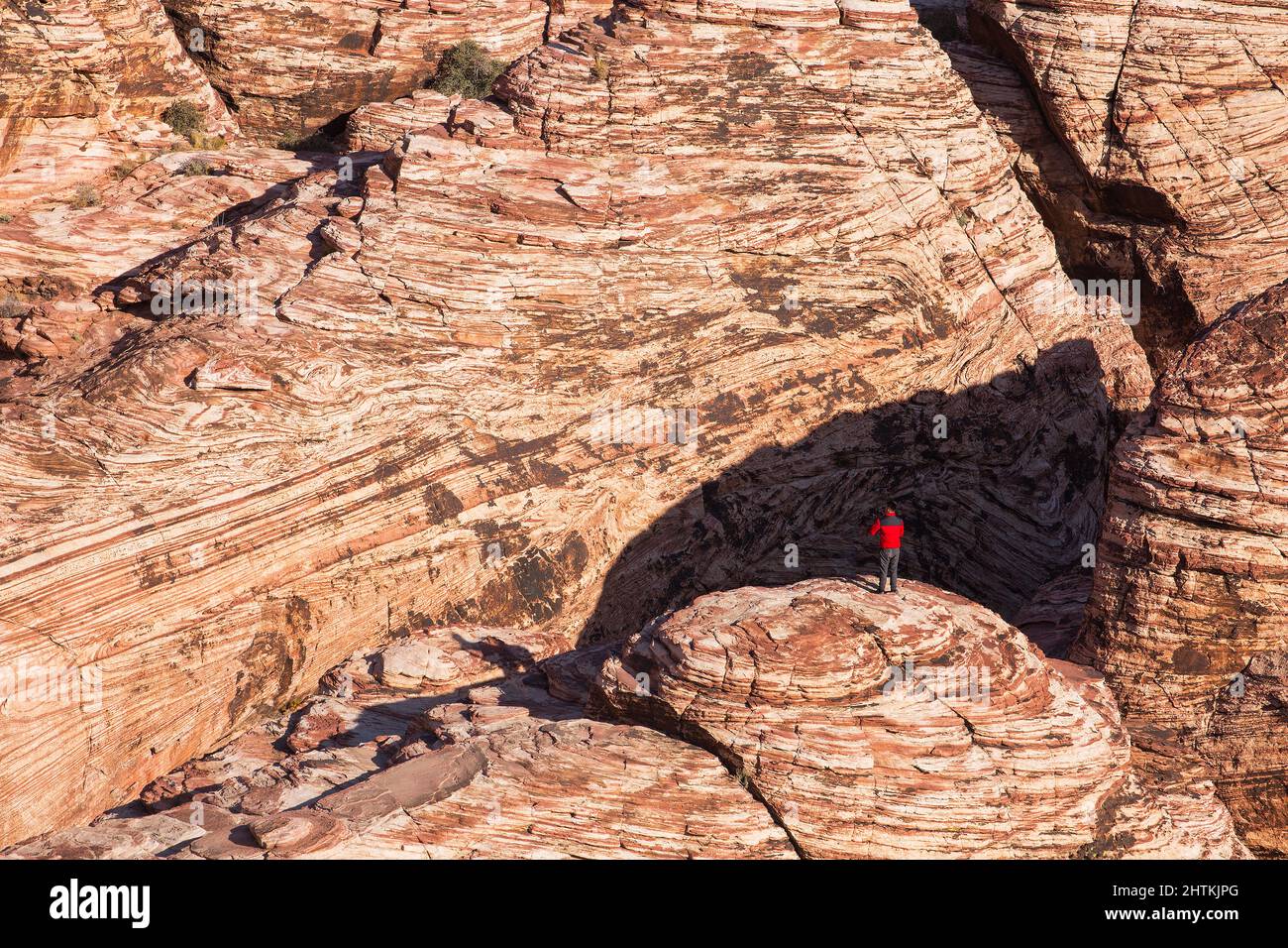 Les passionnés d'activités de plein air apprécient la vue sur les pics de grès rouge de la zone naturelle nationale de Red Rock Canyon à Las Vegas, Nevada Banque D'Images
