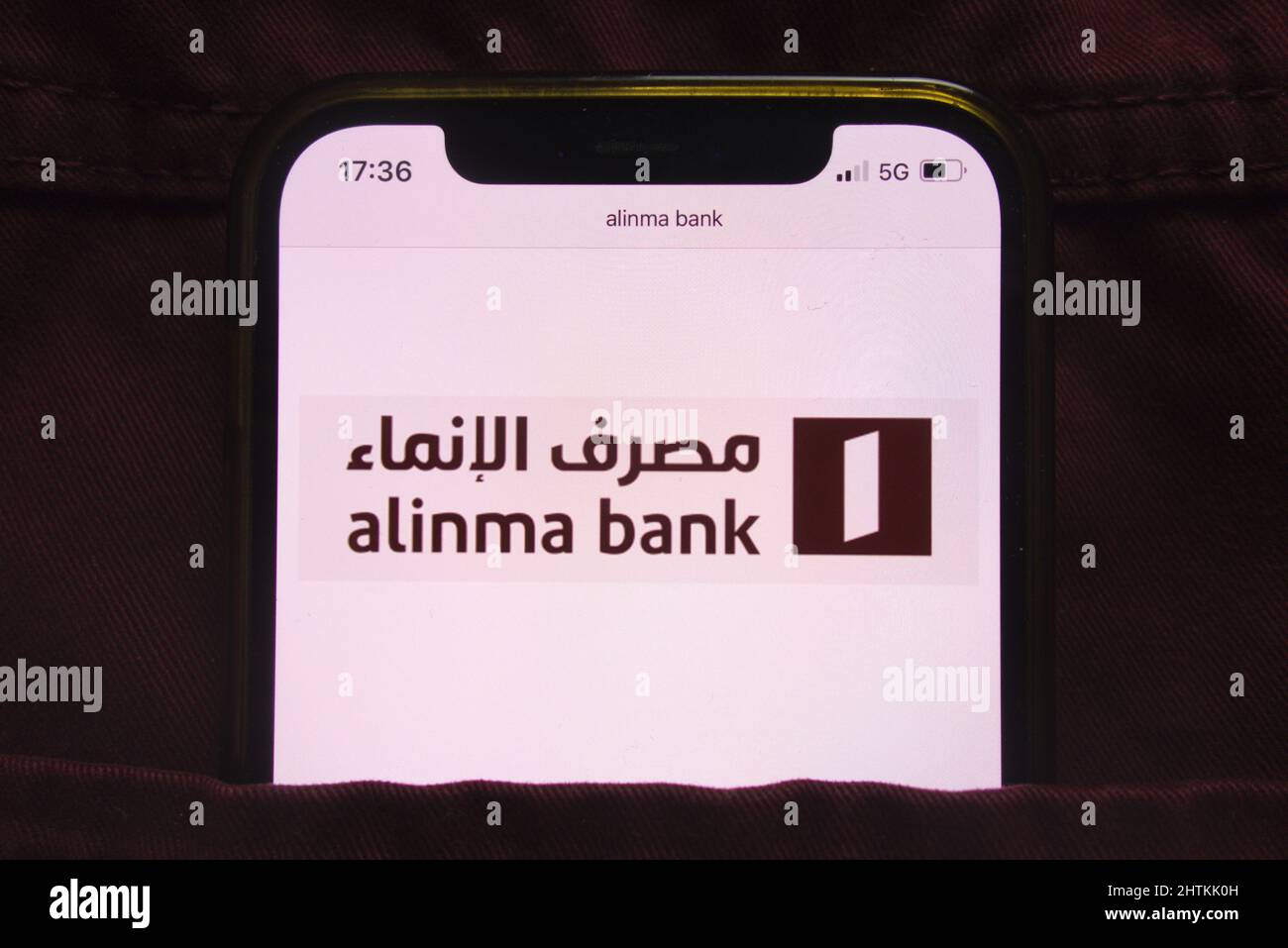 KONSKIE, POLOGNE - 27 février 2022 : logo de la banque Alinma affiché sur un téléphone mobile caché dans une poche de jeans Banque D'Images