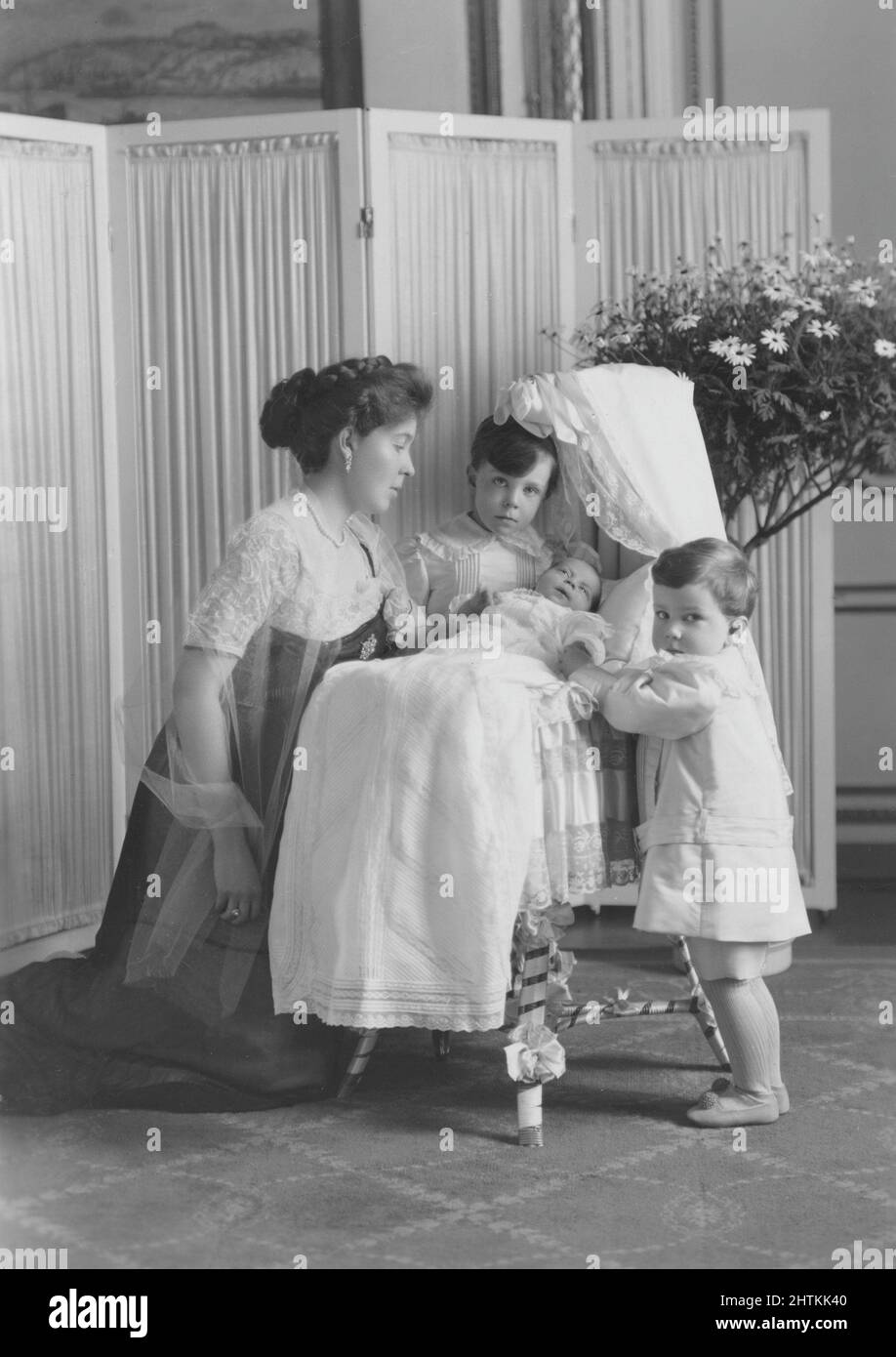 Ingrid de Suède. 1910-2000. Princesse suédoise, plus tard Reine du Danemark. Photo ici avec sa mère la princesse Margaret de Connaught, les frères Gustaf Adolf et Sigvard le jour où Ingrid a été baptisée. Mai 5 1910 Banque D'Images