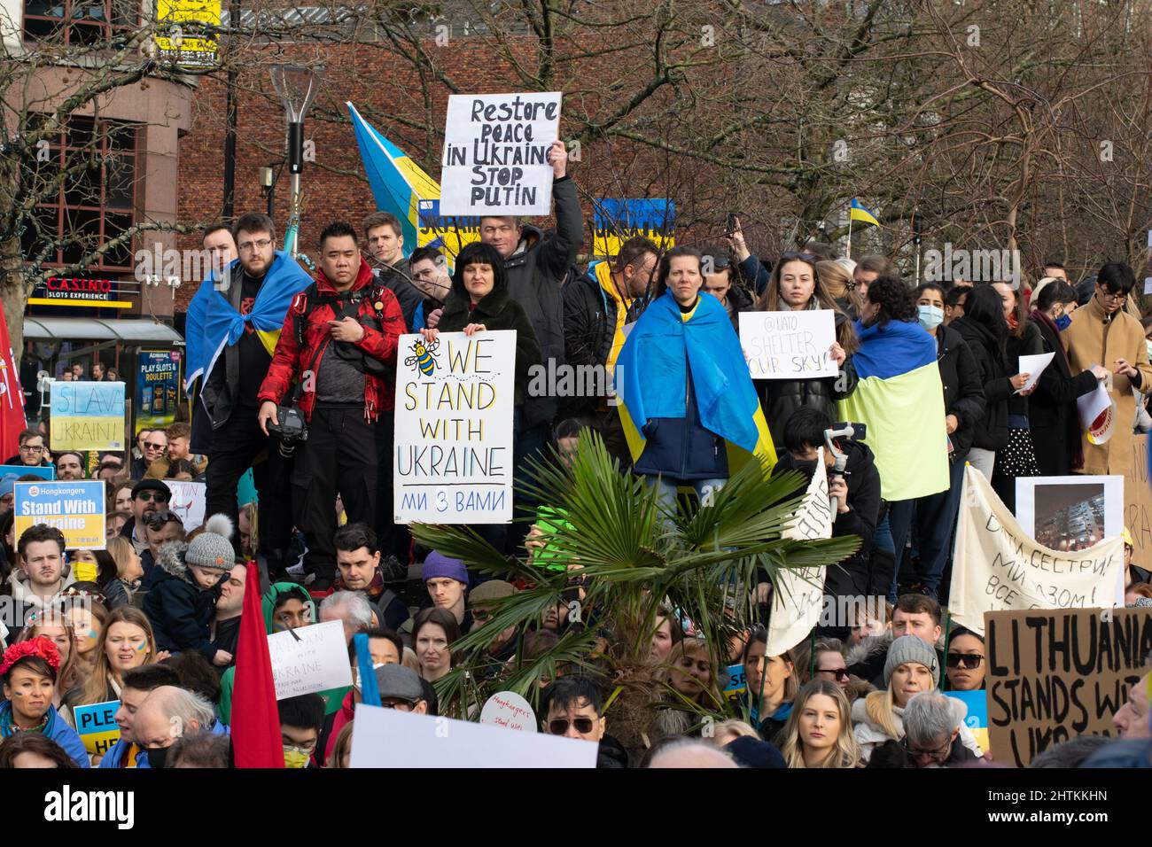 Stand avec manifestation en Ukraine, Piccadilly Gardens, Manchester, Royaume-Uni. Protester avec un texte signé Restore Peace in Ukraine Arrêtez Poutine Banque D'Images